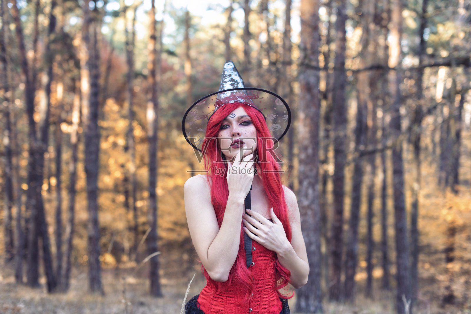 秋天森林里的年轻女巫照片摄影图片