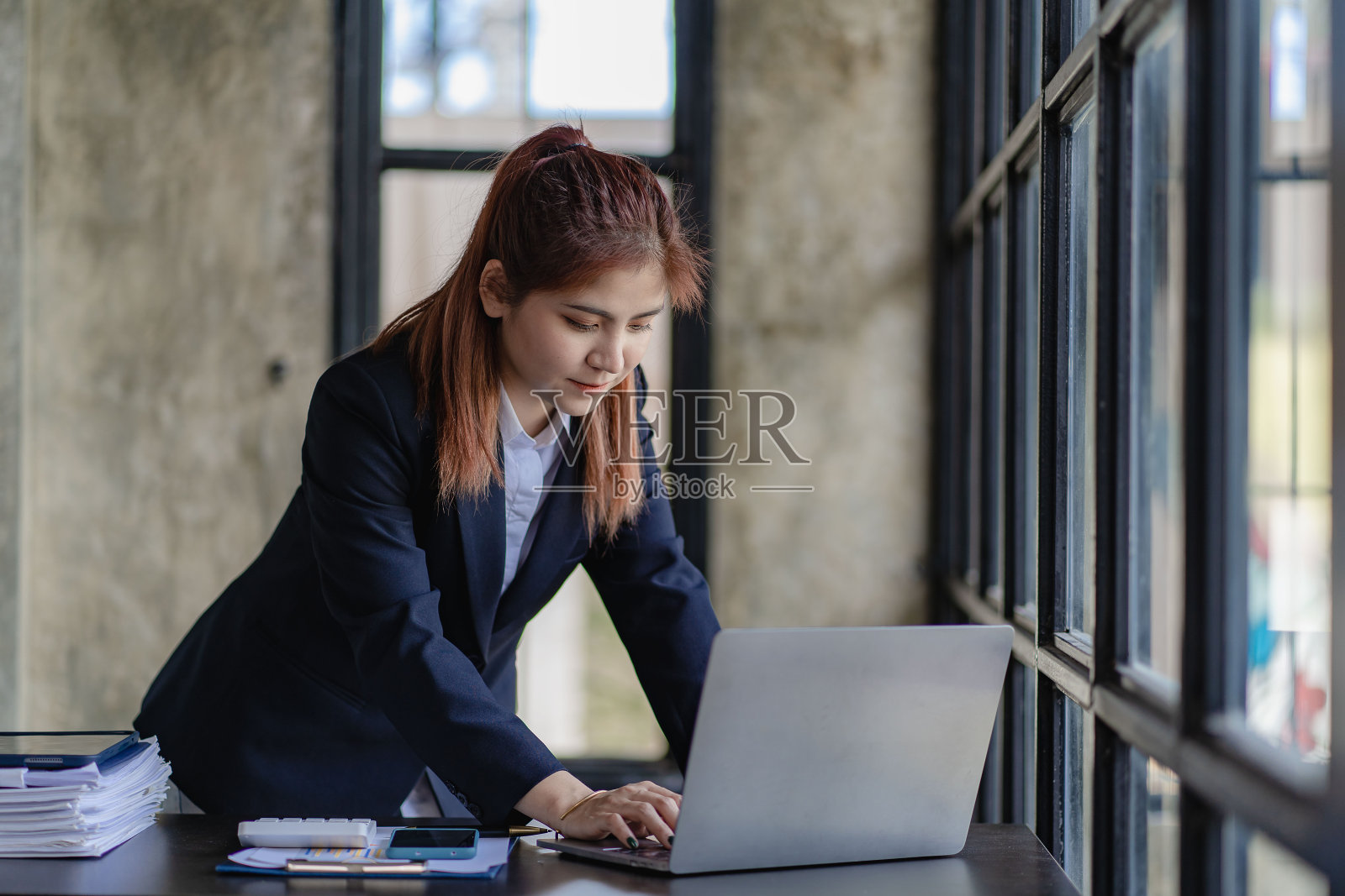 亚洲女会计，从事财务图表分析，会计显示投资结果。计划一个成功的业务增长过程。照片摄影图片