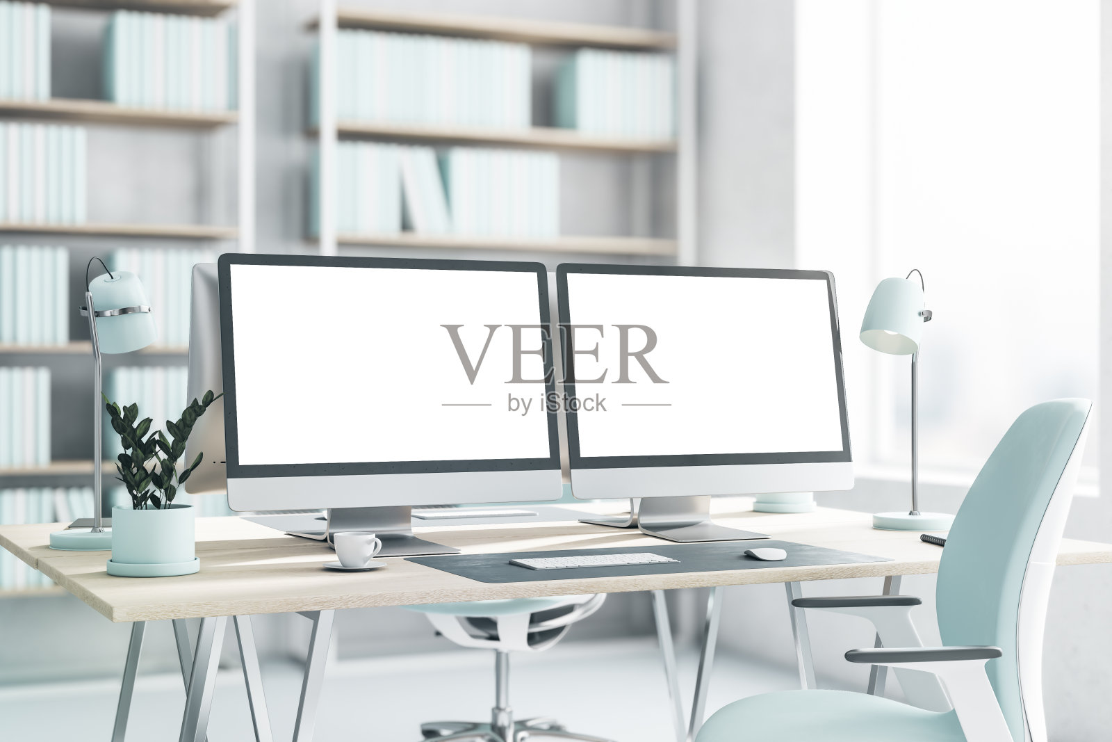 侧面的空白白色现代电脑显示器上轻木桌浅蓝色灯，花盆和椅子在阳光明媚的办公室与大窗户和书柜的白色地板上。3D渲染，模拟照片摄影图片