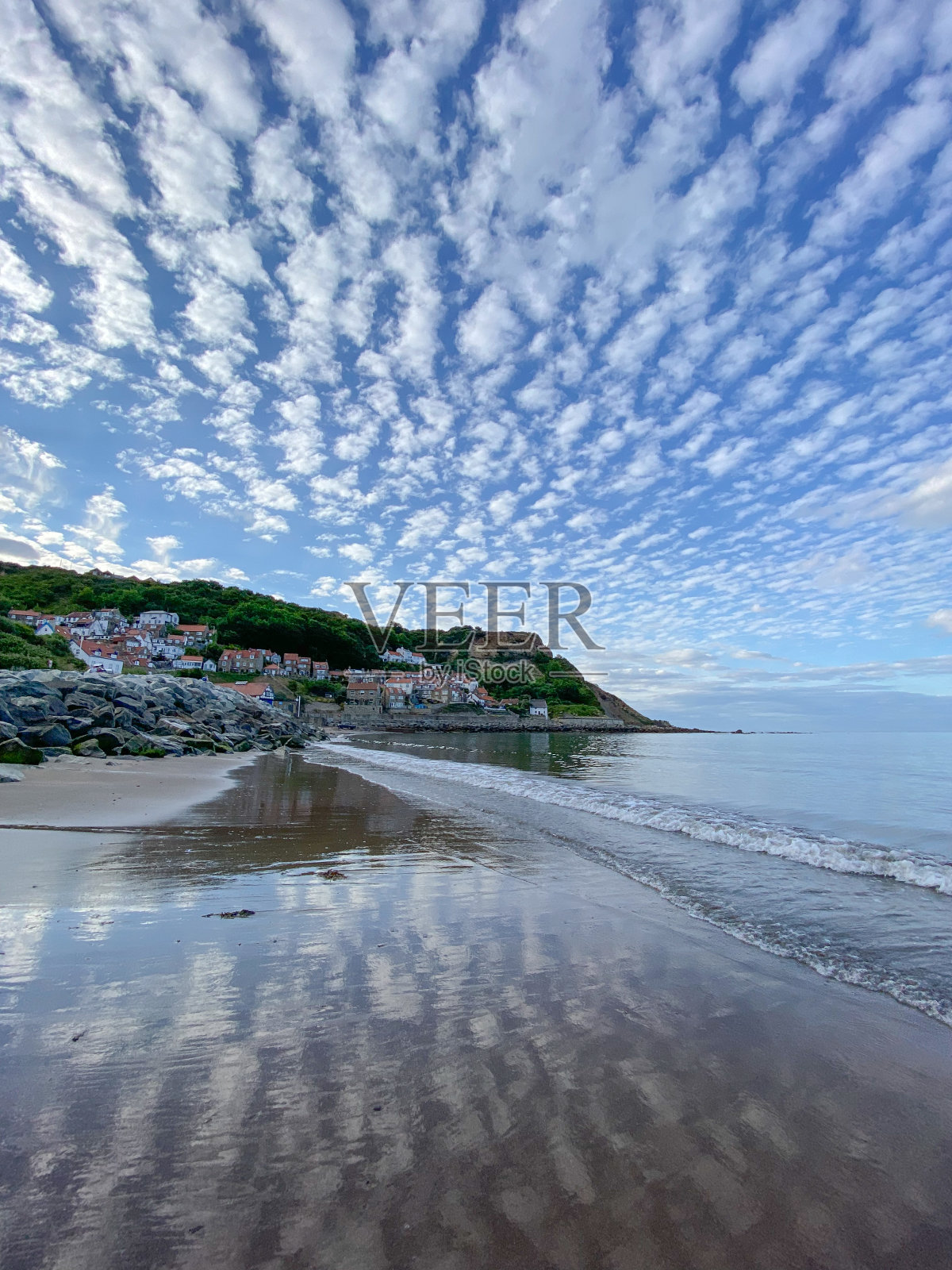 英格兰北约克郡Runswick Bay海滨村庄的夏季海滩景色照片摄影图片