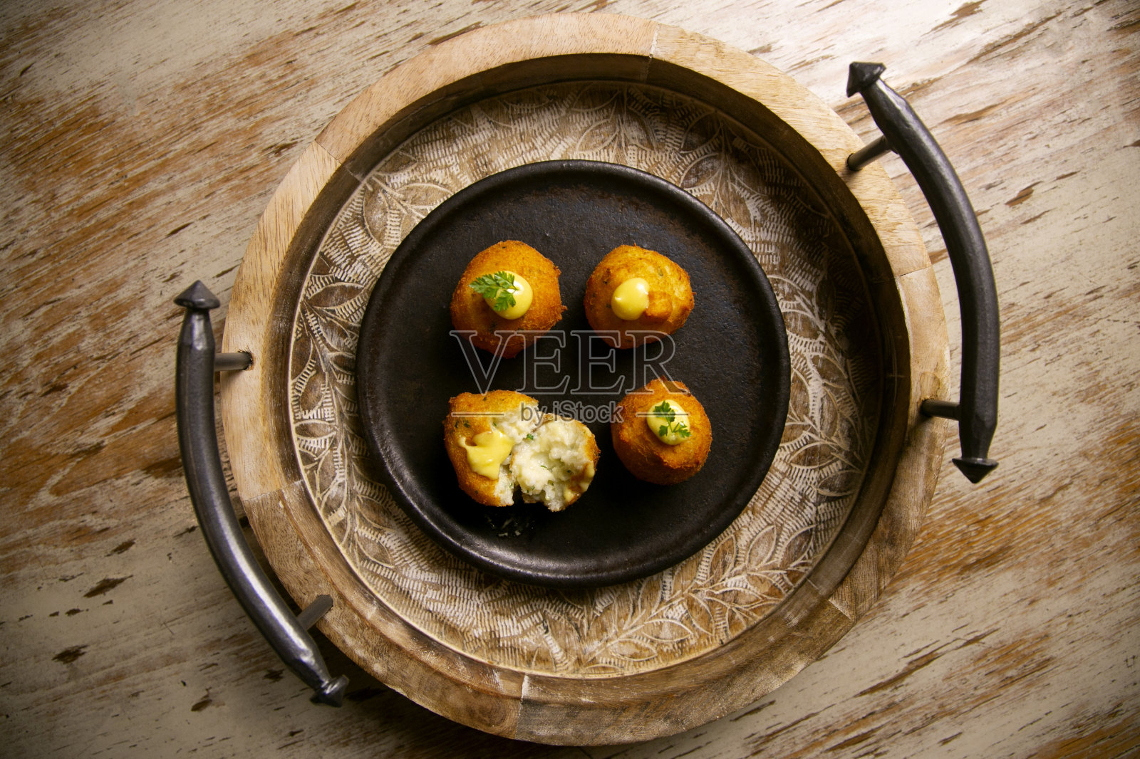 小吃的鳕鱼馅饼。贝夏梅尔肉丸配炸鳕鱼。照片摄影图片