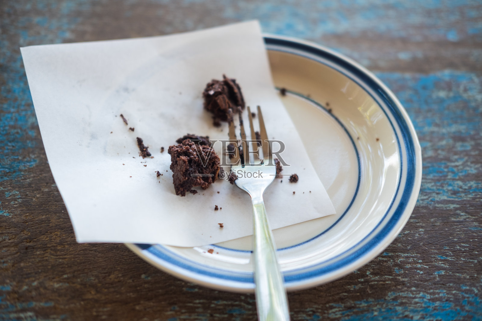 吃完后空盘子和叉子的甜点巧克力布朗尼照片摄影图片