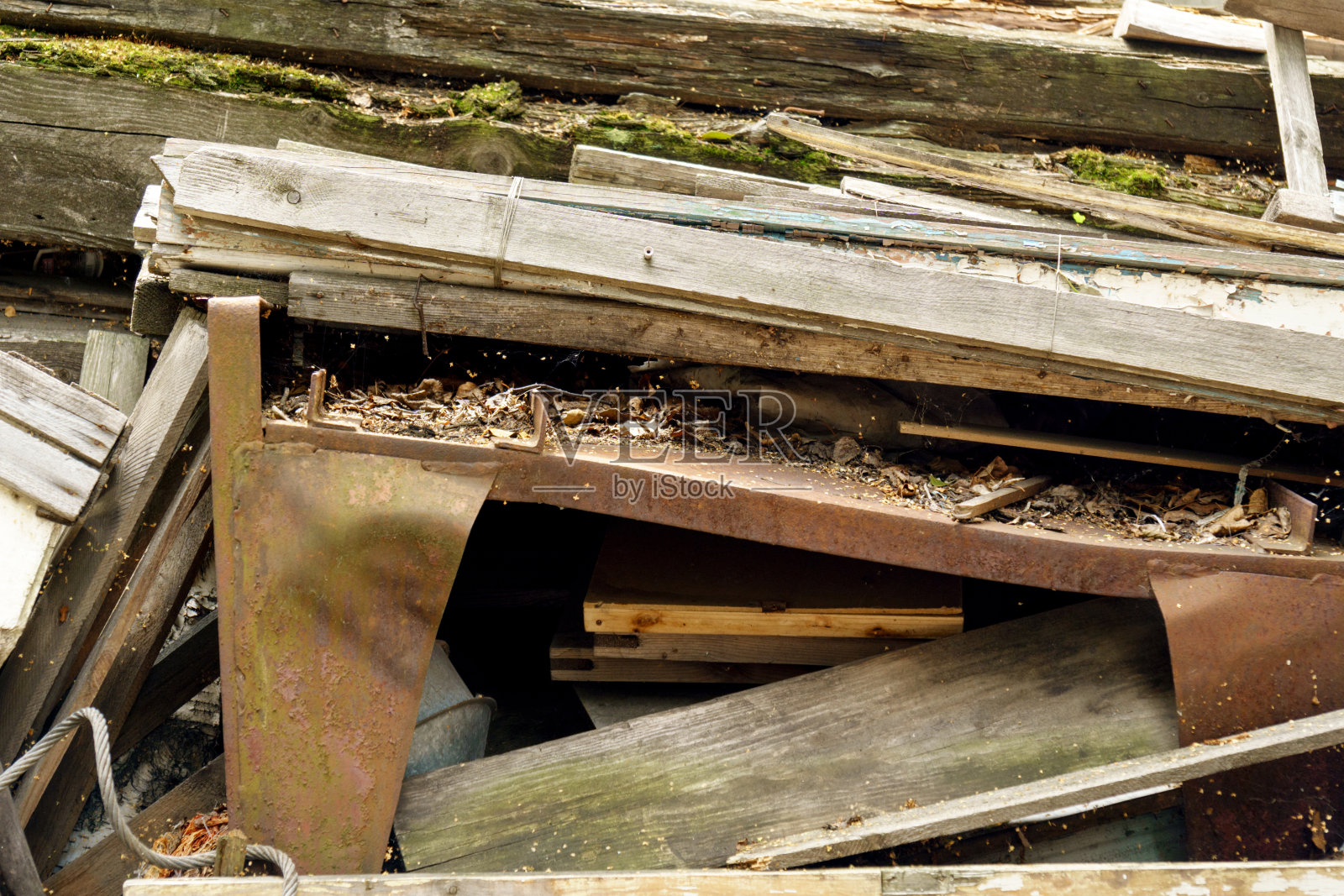 一堆各种建筑碎片，木板，石头，背景，纹理，旧垃圾照片摄影图片