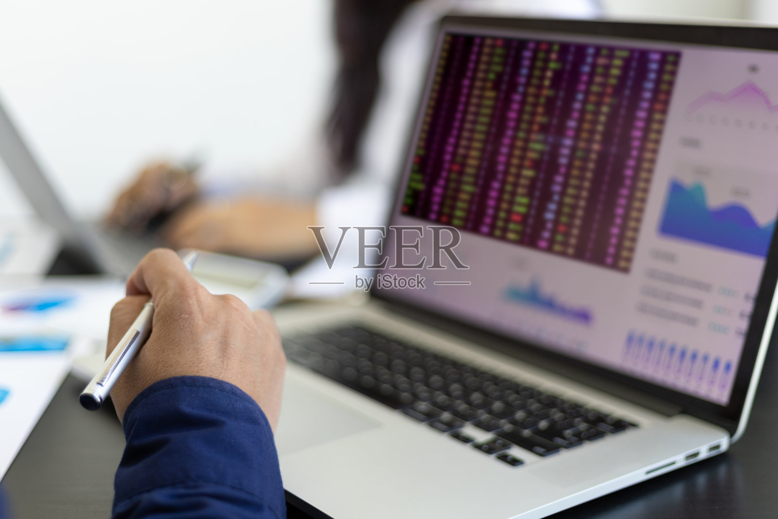 办公室里的会计用笔记本电脑和计算器分析财务和审计文件。照片摄影图片