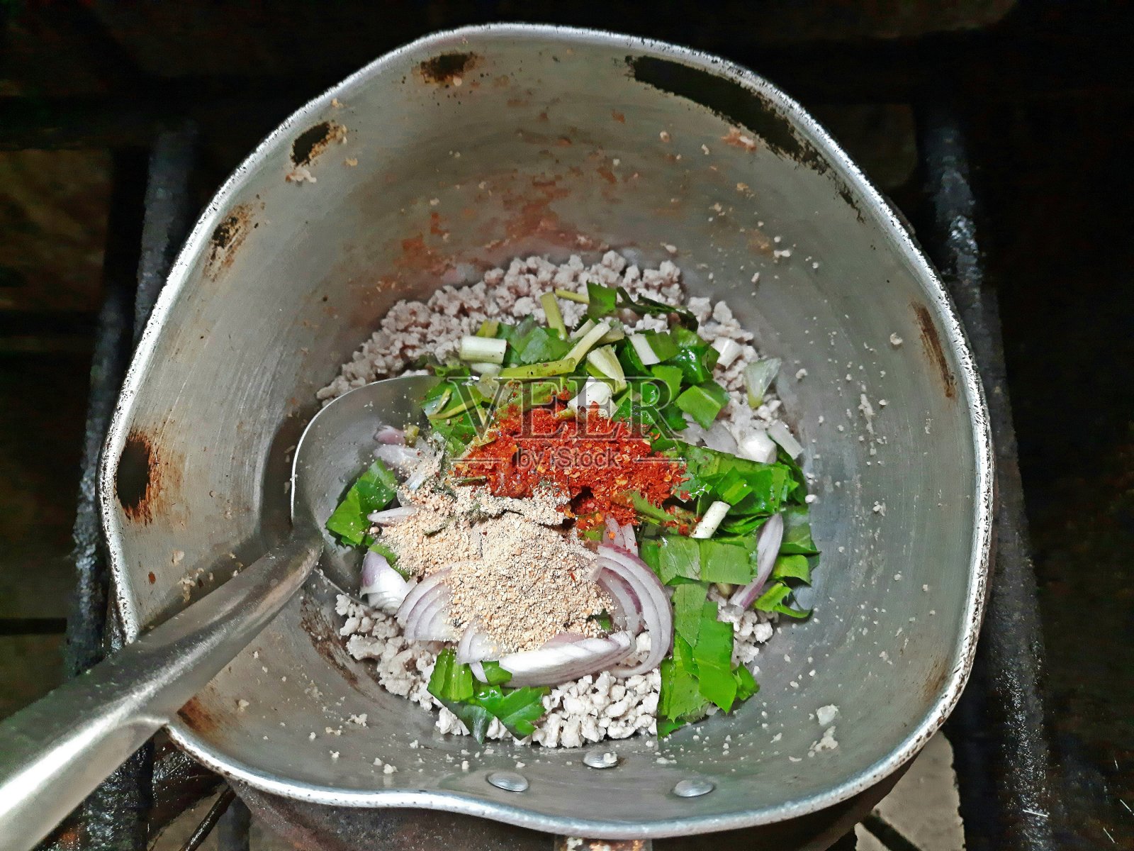 烹调肉末沙拉(Larb Moo) -泰国食物的准备。照片摄影图片