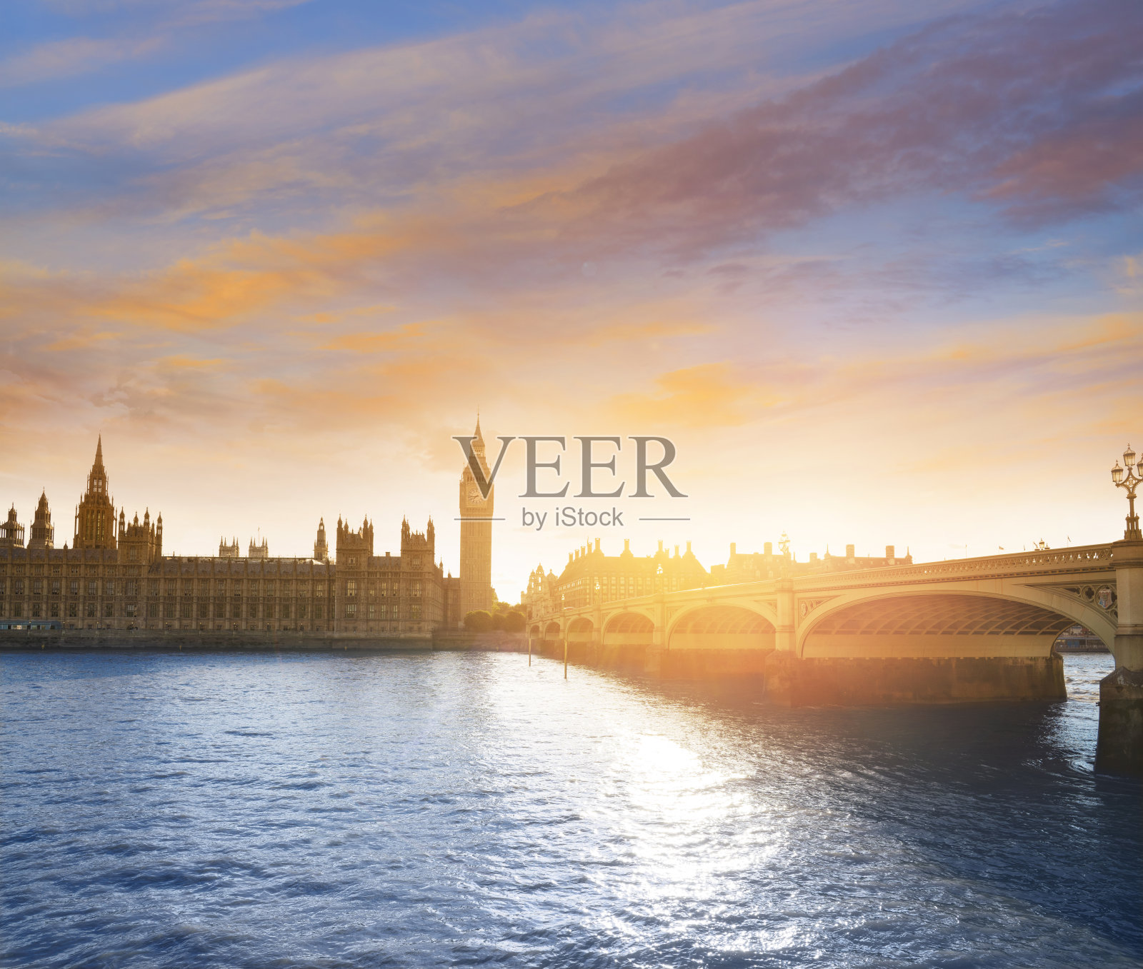 伦敦大本钟和威斯敏斯特桥上的议会大厦在泰晤士河的日落照片摄影图片