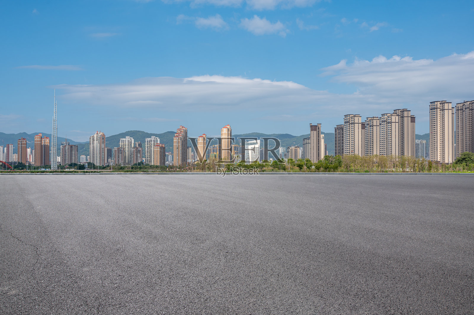 沥青路边的城市天际线照片摄影图片