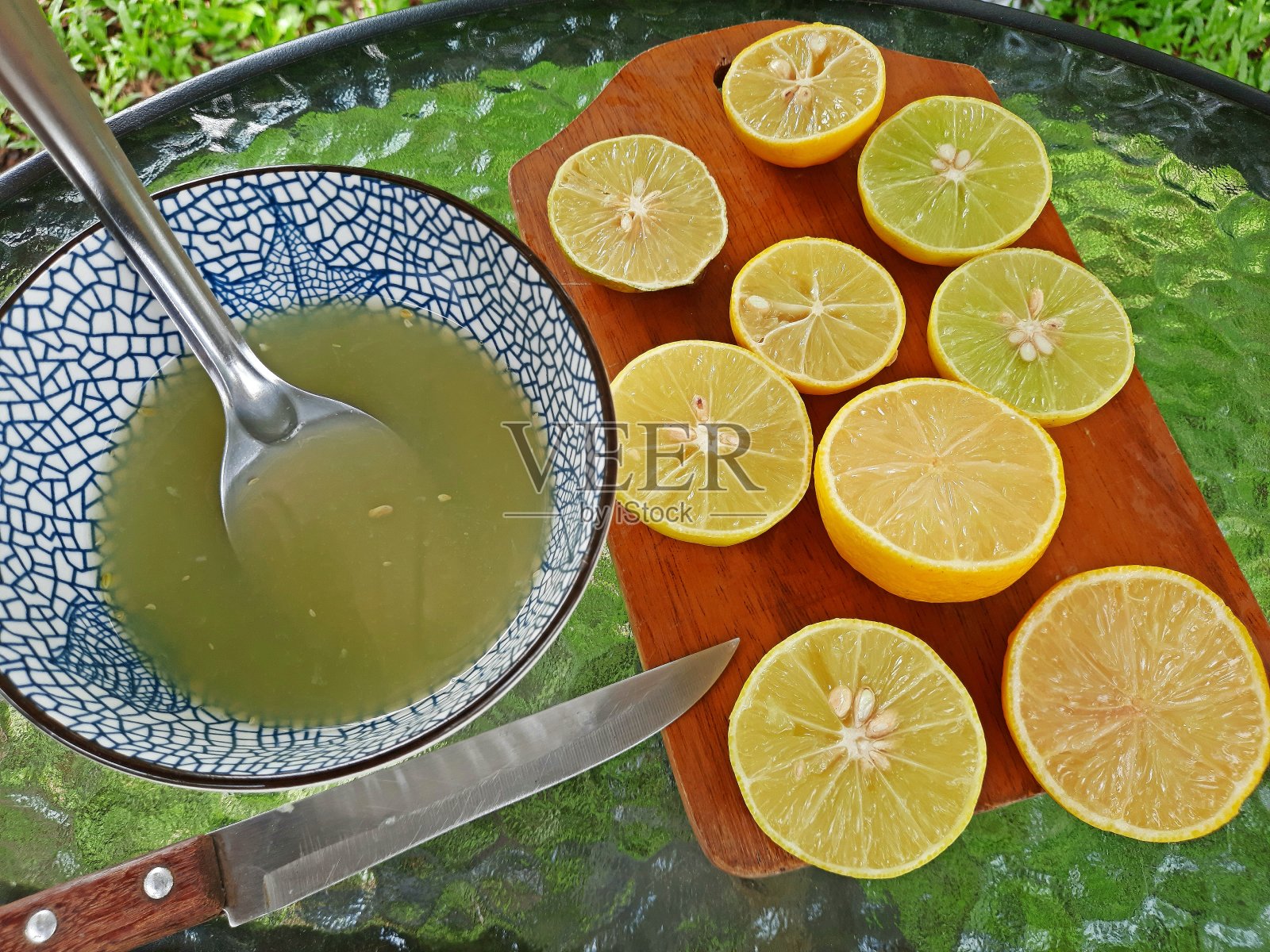 切和挤柠檬汁-食物准备。照片摄影图片