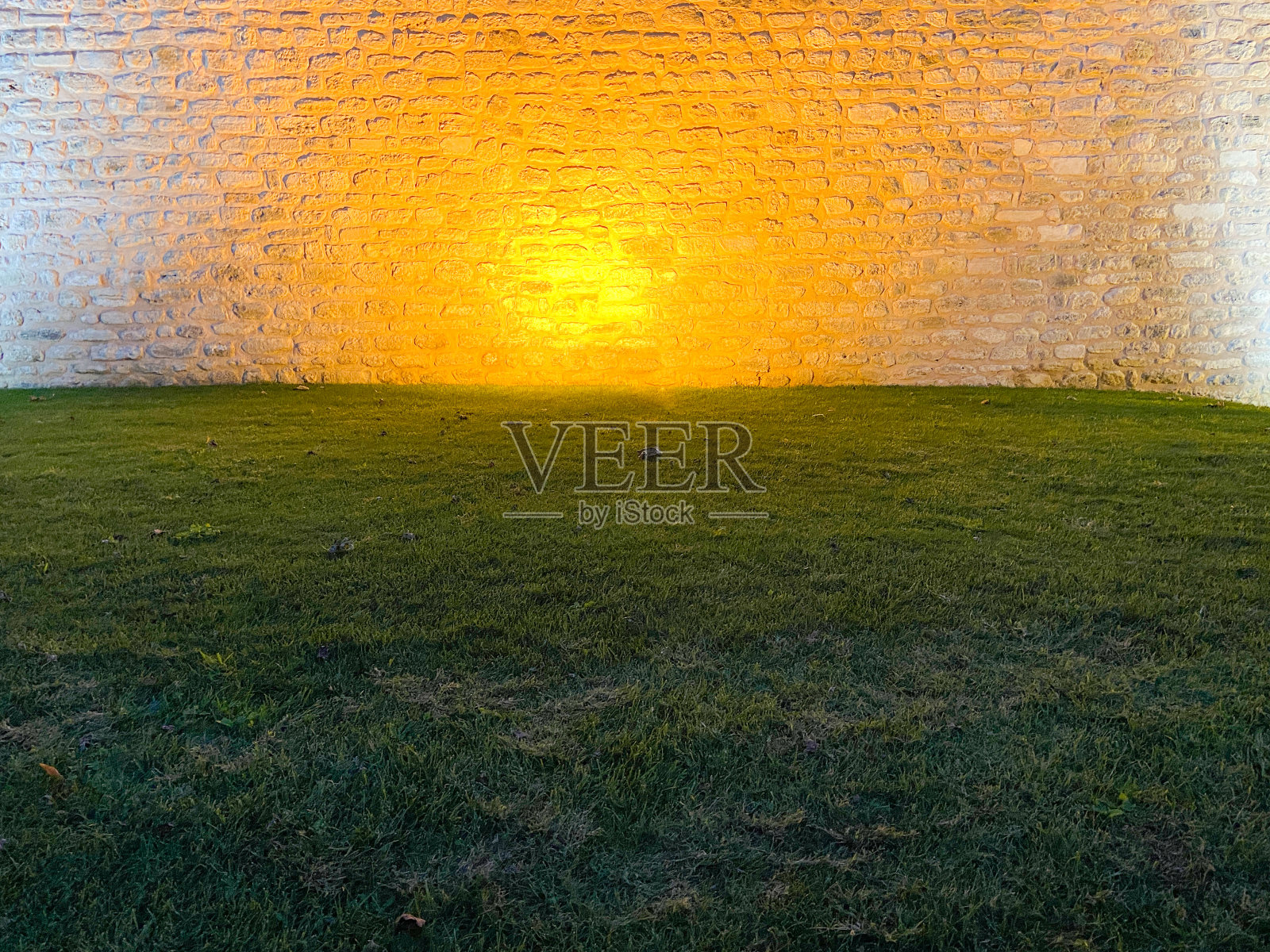 花园里的石墙和草地板照片摄影图片