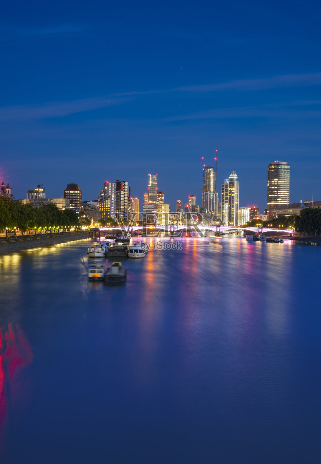 伦敦沃克斯豪尔区日落时的泰晤士河和英国的彩灯照片摄影图片