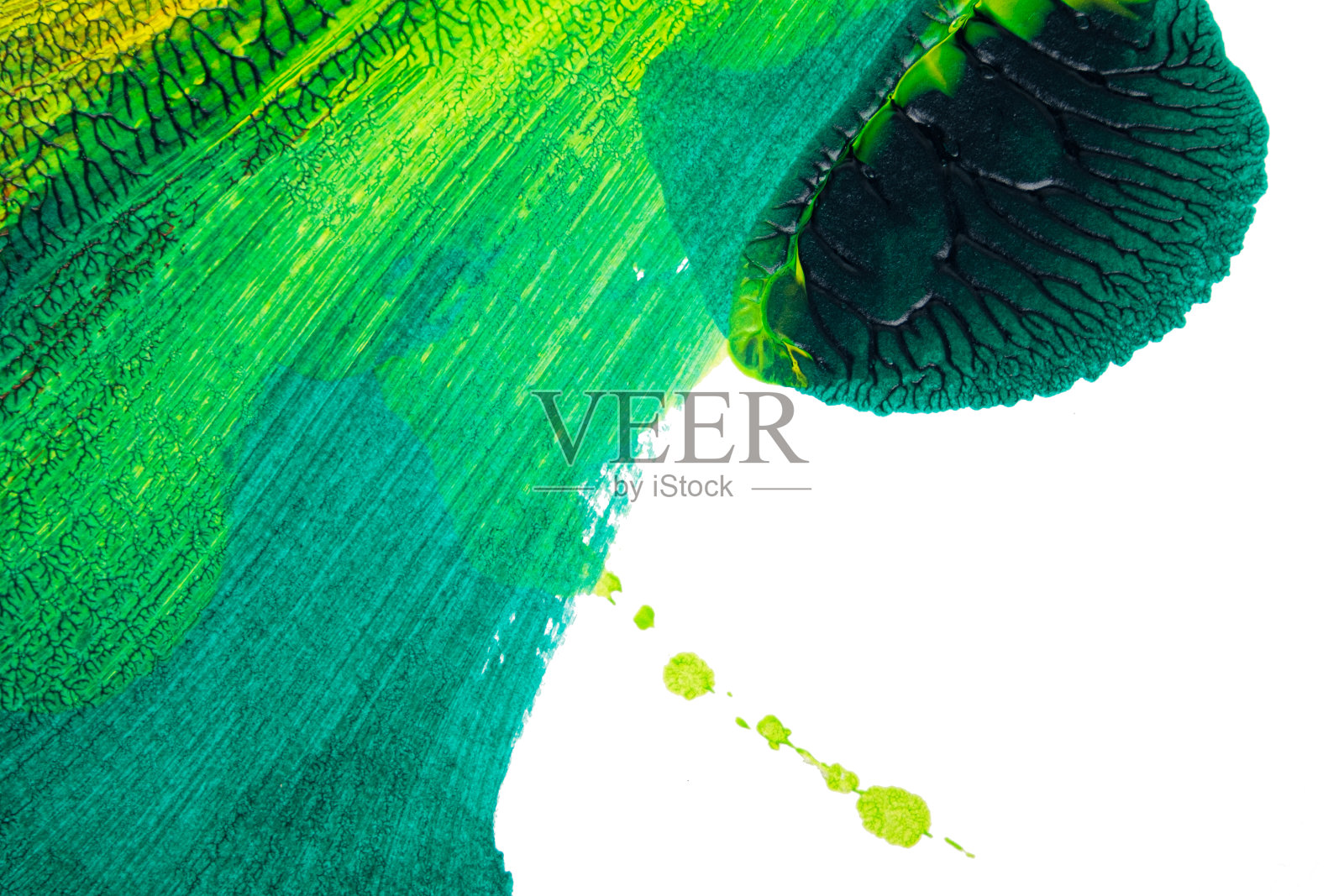 用罗夏墨迹法在白纸底色上画出绿色、黄色和棕色的抽象丙烯画色彩纹理照片摄影图片