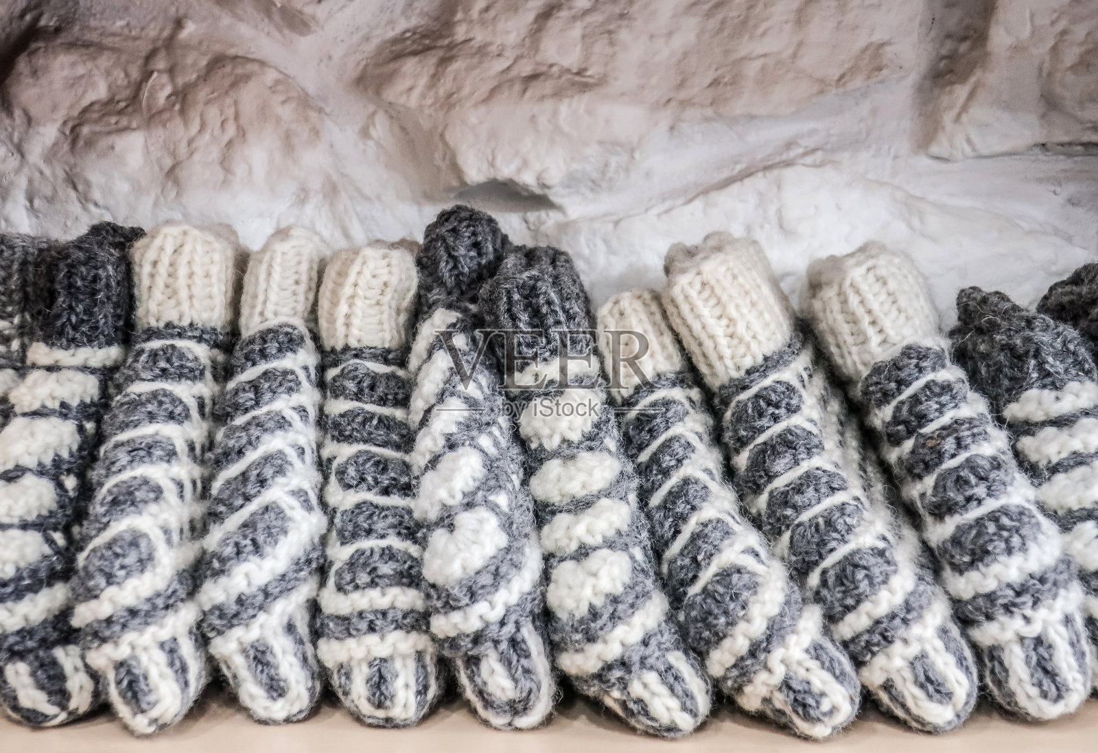 波斯尼亚和黑塞哥维那萨拉热窝的巴基亚贾老城出售传统手工毛料服装照片摄影图片