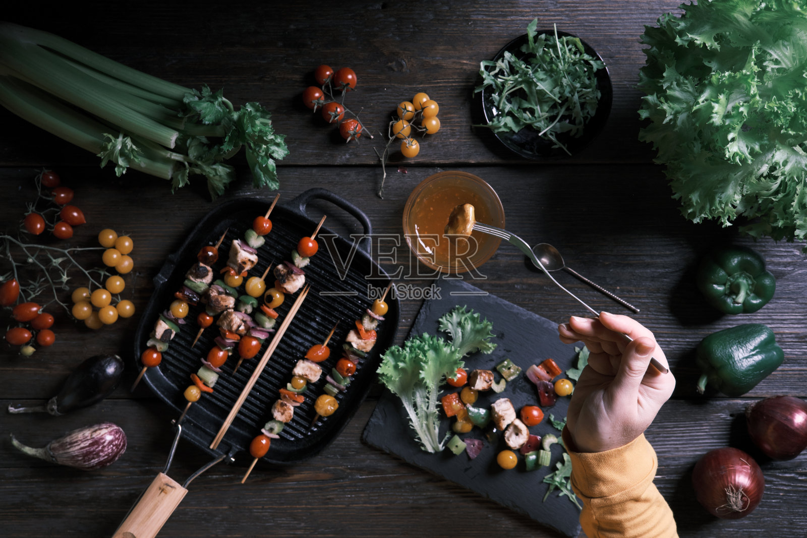 鸡肉蔬菜串和配料照片摄影图片
