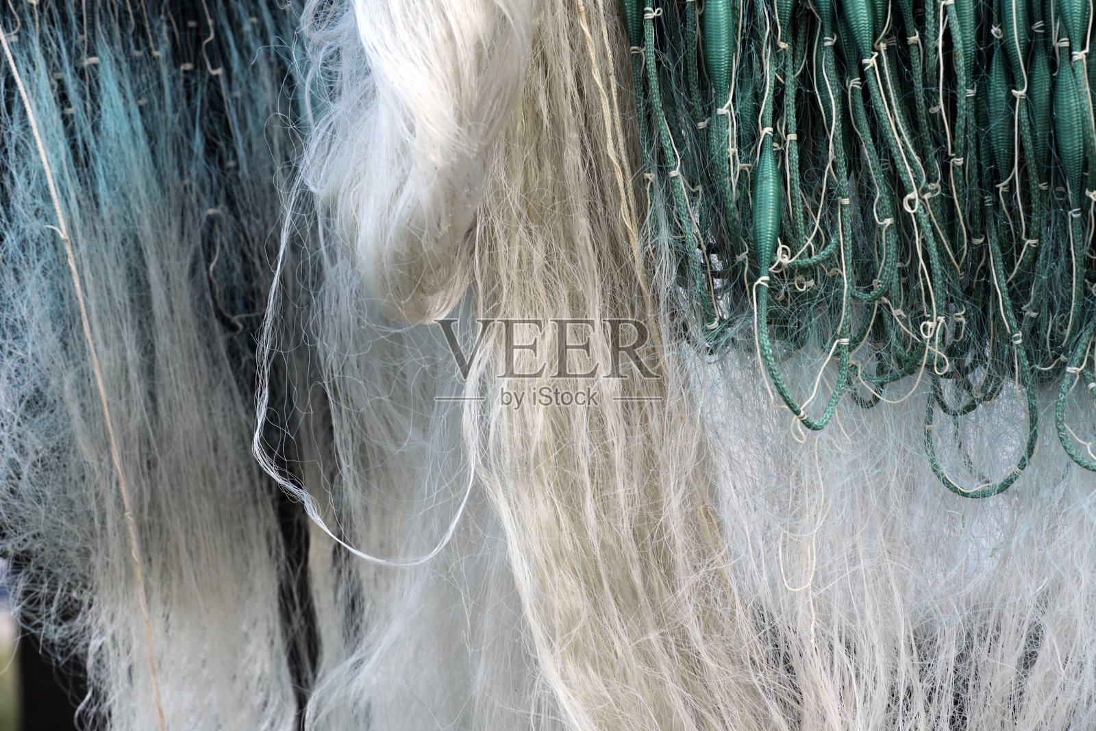 港口里的渔网照片摄影图片