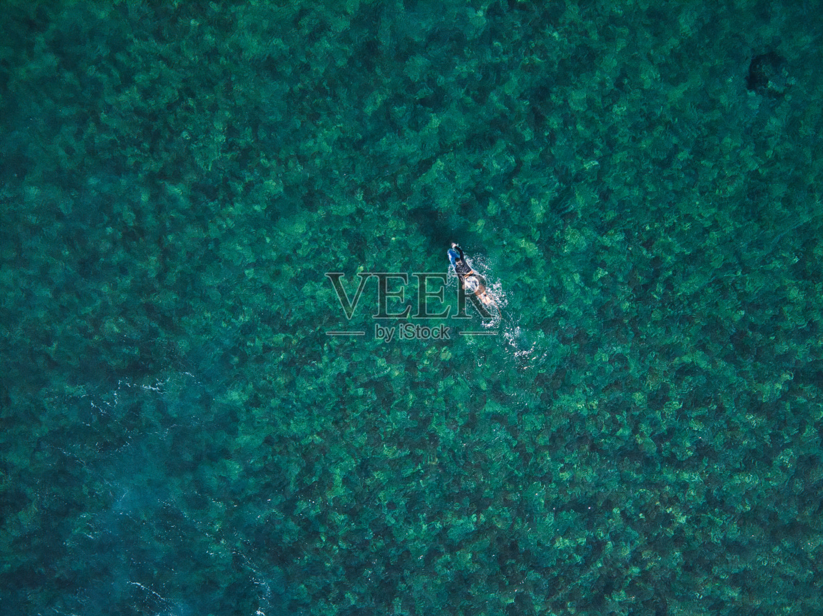 波多黎各的深蓝色海浪从阿瓜迪拉冲浪者海滩照片摄影图片