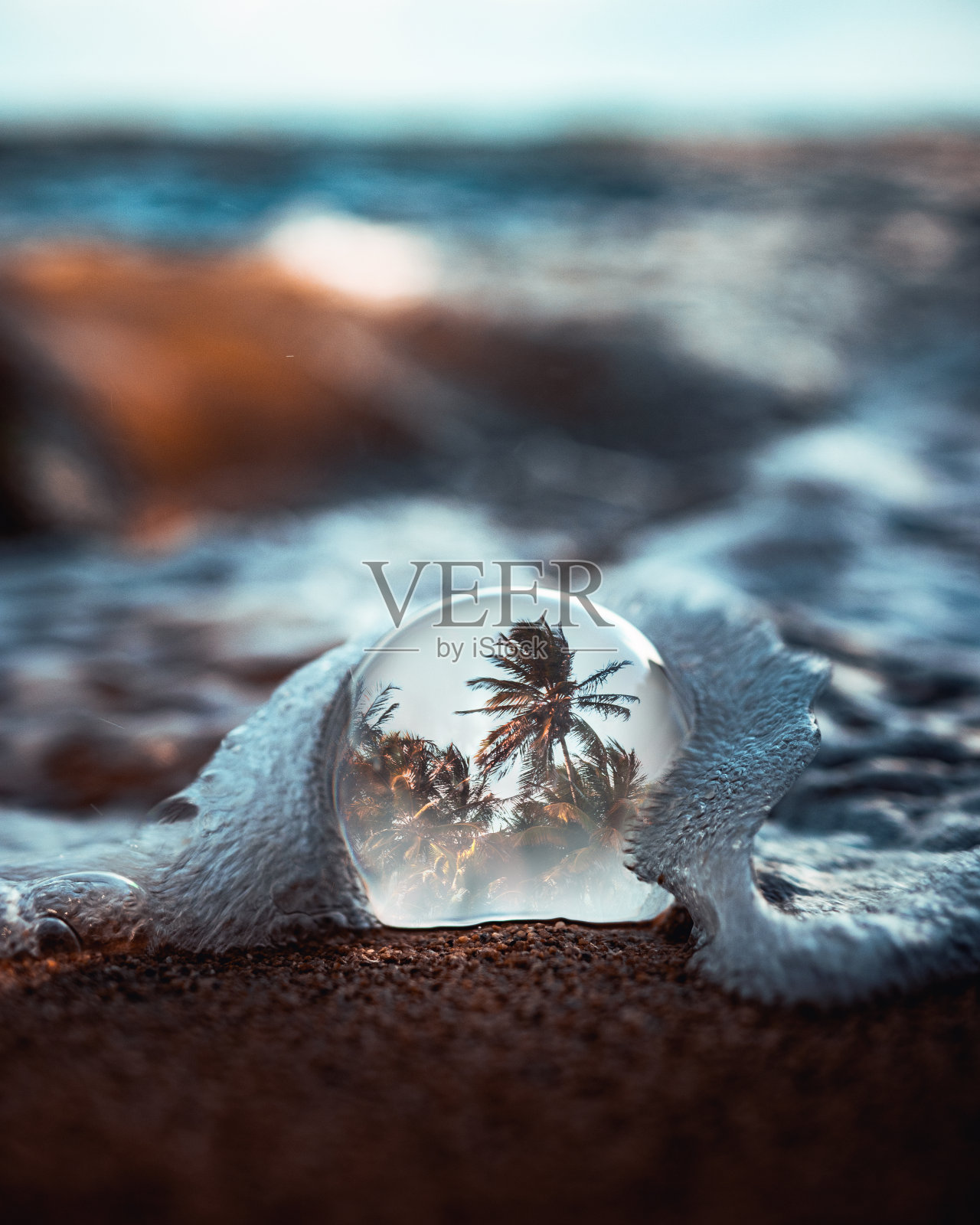 水晶球在海岸与棕榈的海滩倒影照片摄影图片