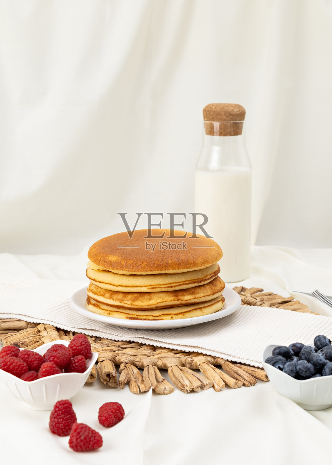 一盘没有配料的煎饼照片摄影图片