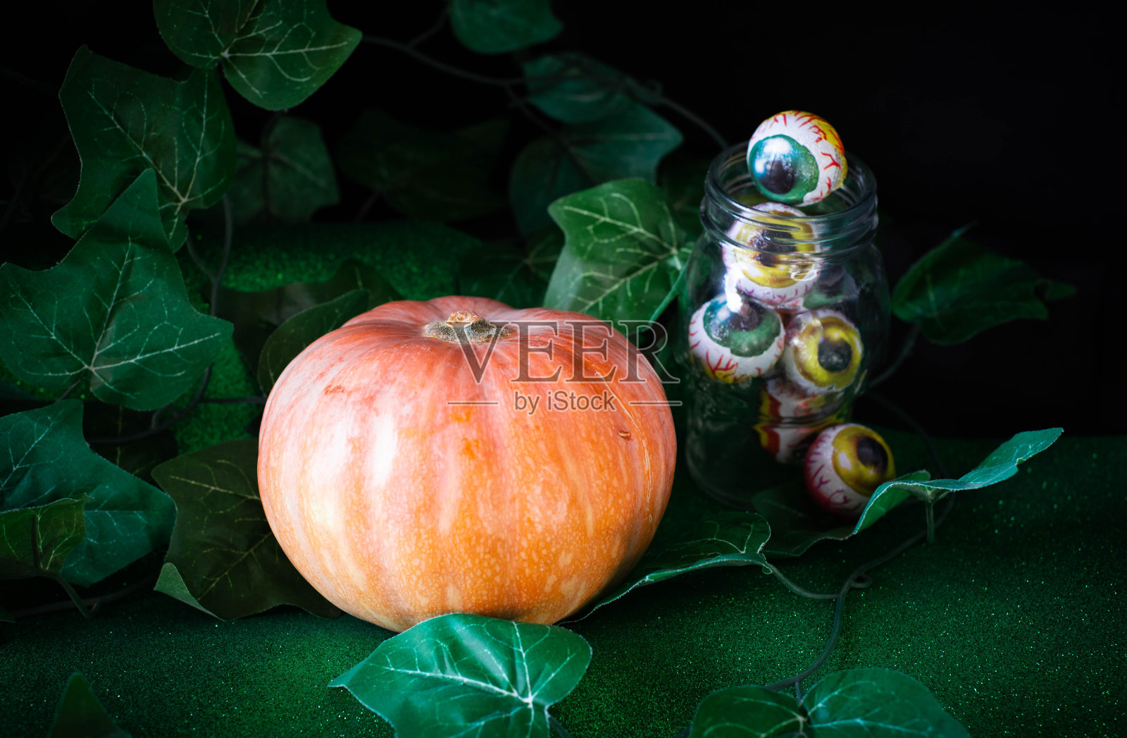 万圣节用巧克力眼睛装饰的南瓜照片摄影图片