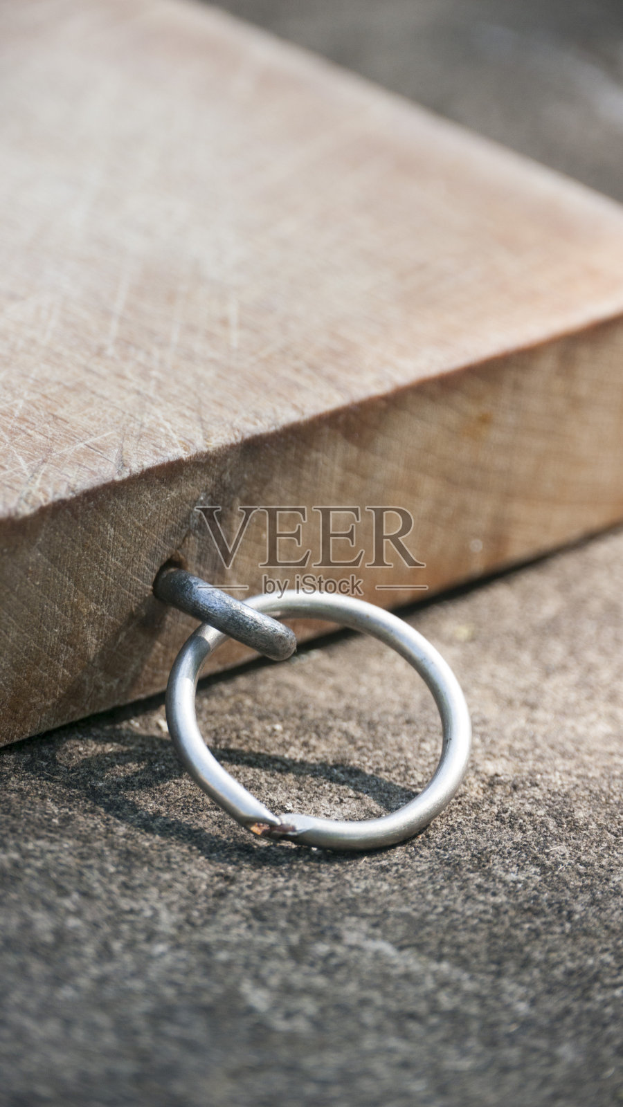 金属环在木切板照片摄影图片