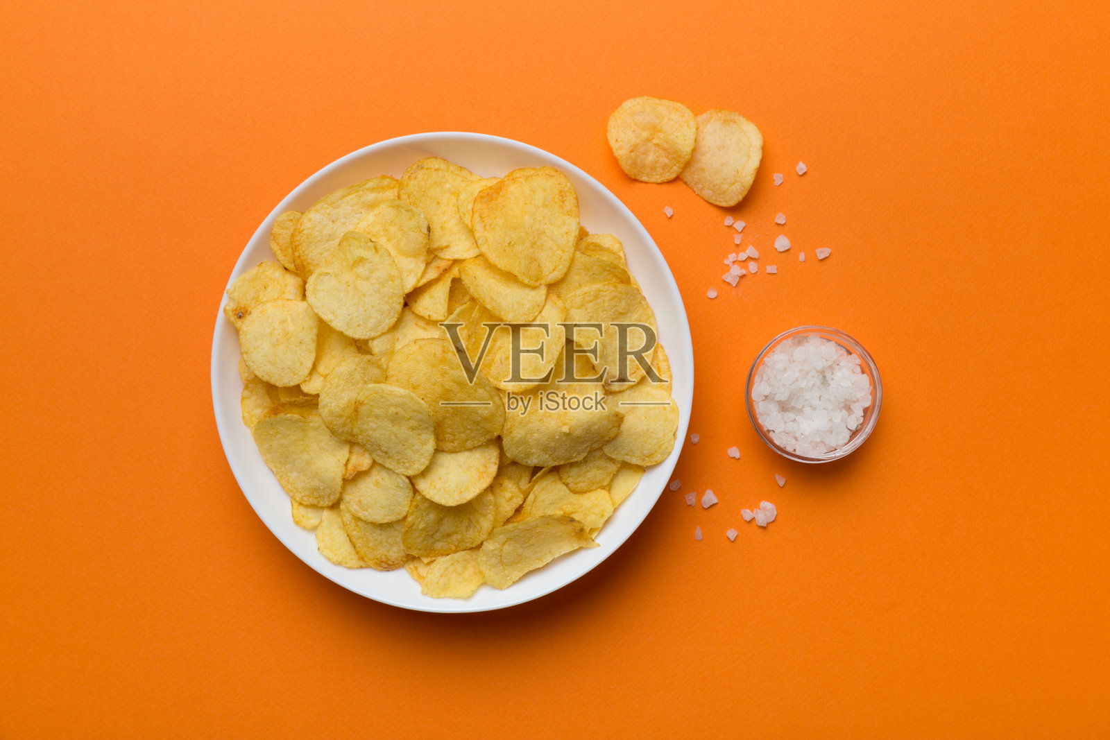 在彩色背景顶视图与复制空间盐薯片照片摄影图片