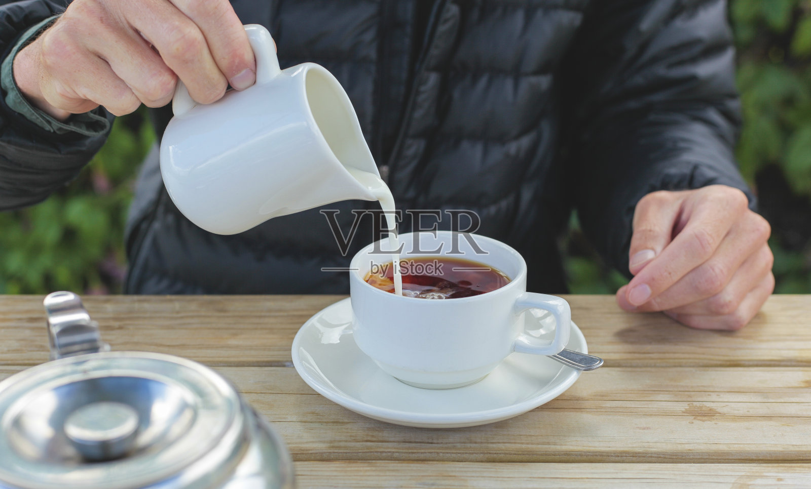 往茶里加牛奶照片摄影图片