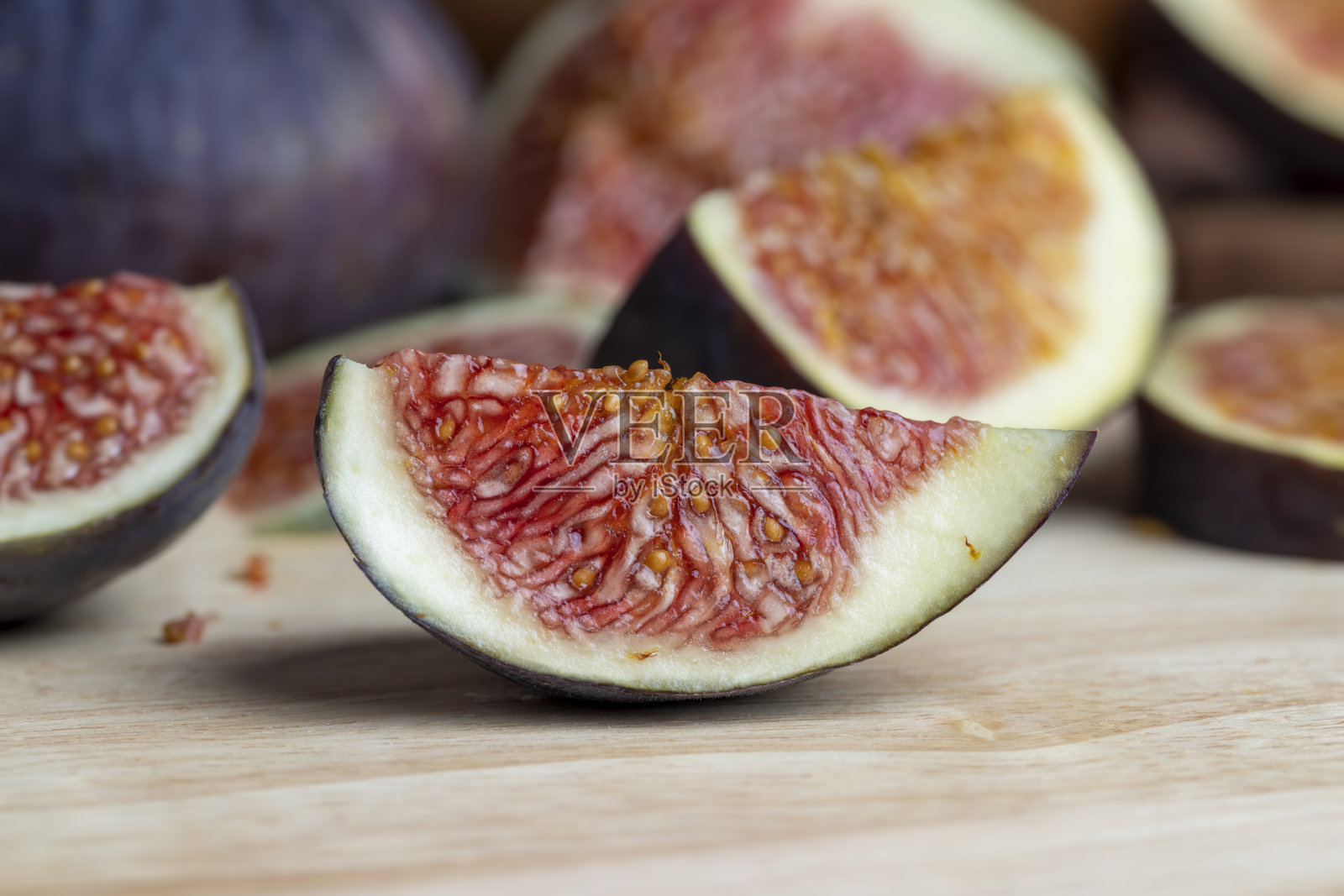 成熟的甜无花果切成块照片摄影图片