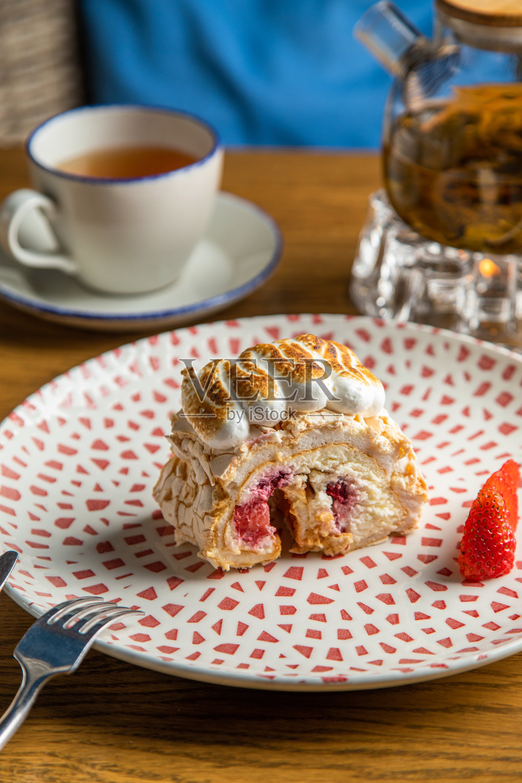 水果沙拉与碗健康的新鲜水果沙拉在白色大理石背景。照片摄影图片