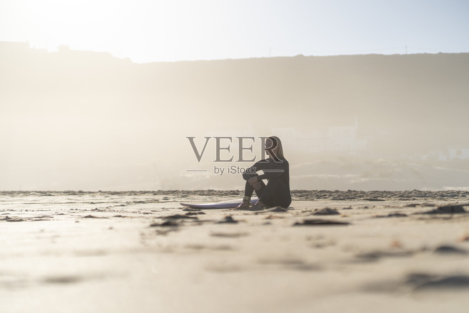 沙滩上的冲浪者照片摄影图片