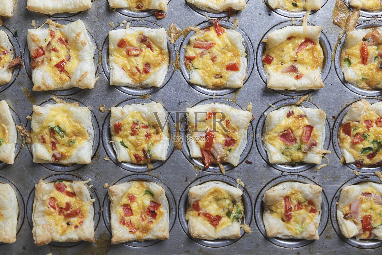 烤盘的乳蛋饼照片摄影图片