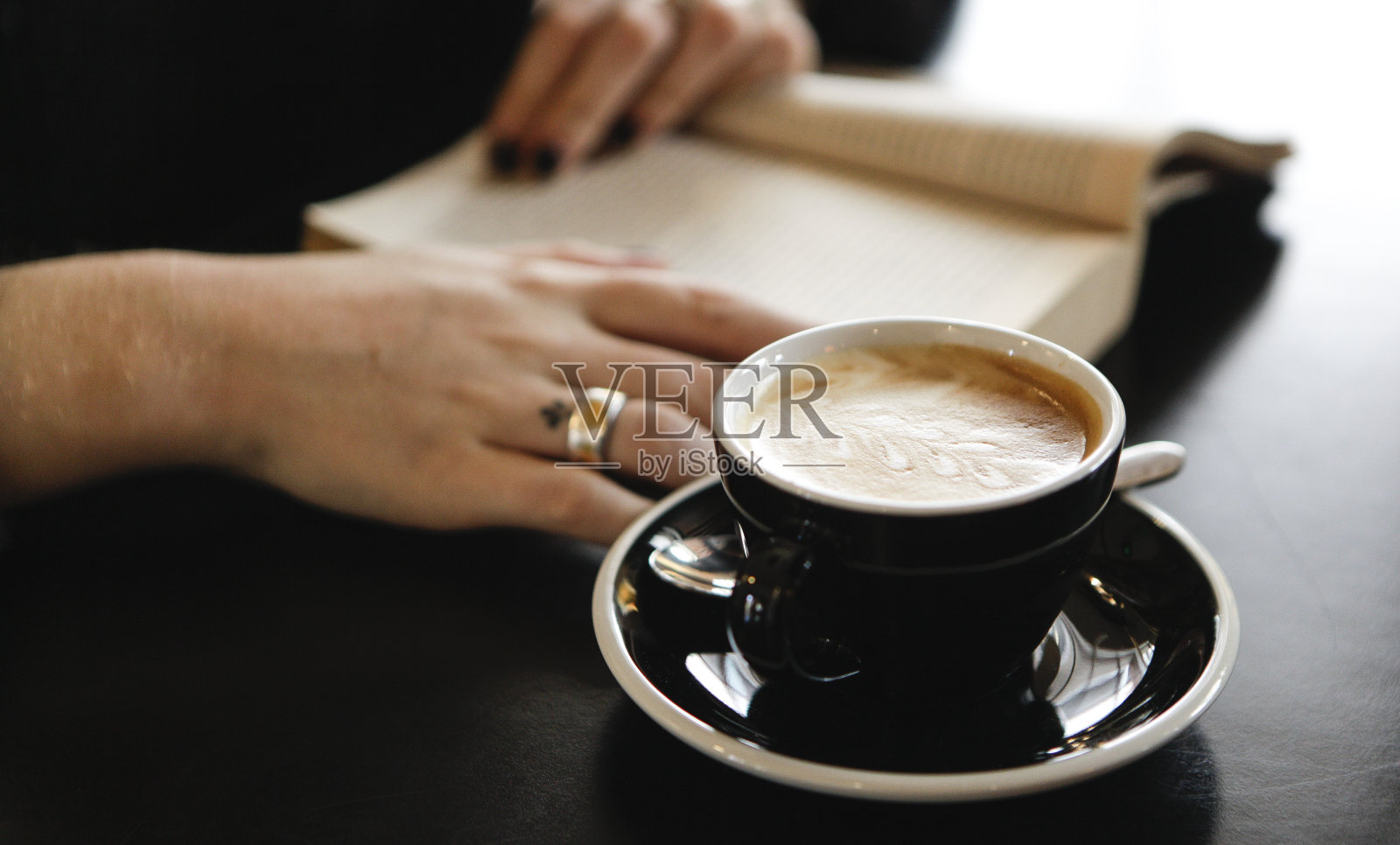 在咖啡馆读书照片摄影图片