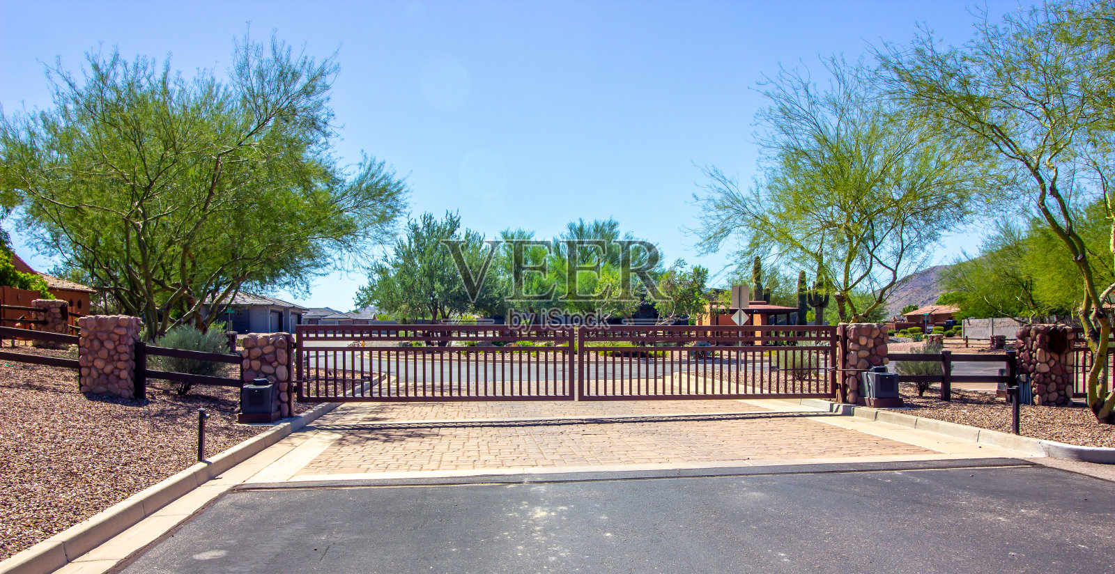 沙漠住宅小区的现代安全门照片摄影图片