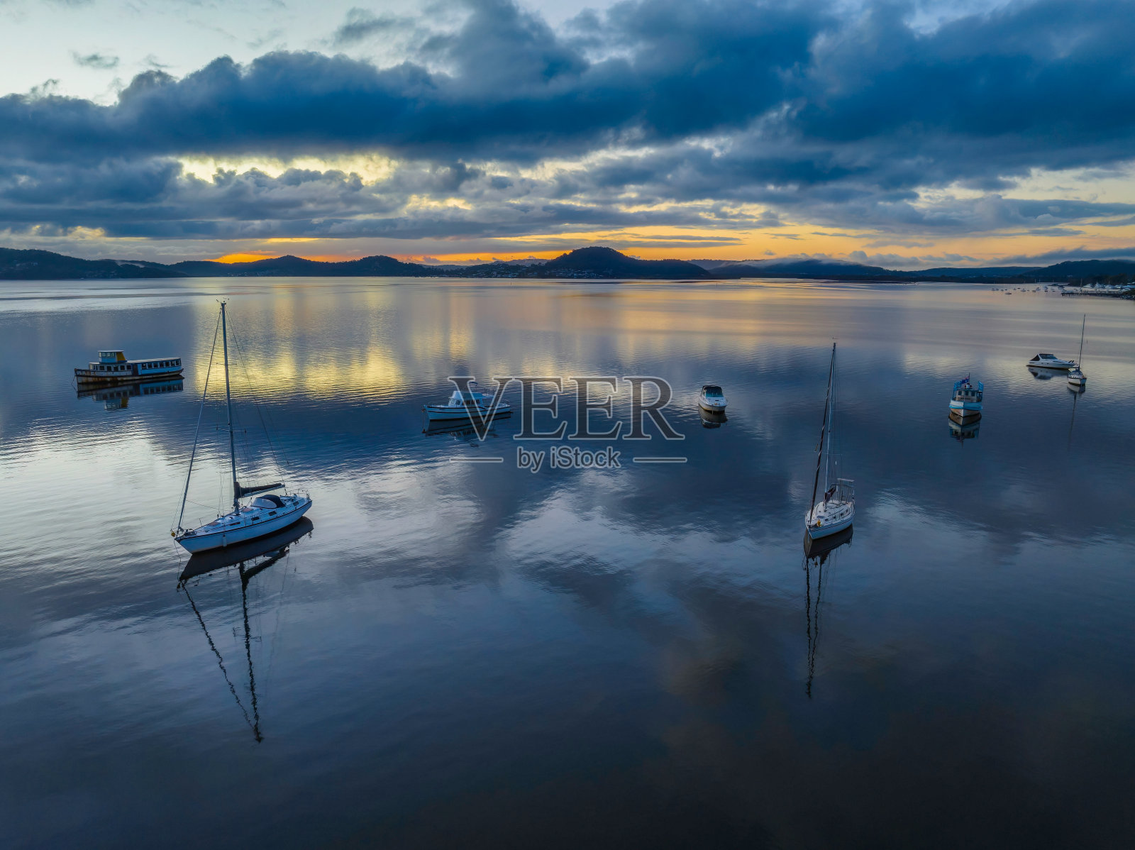 空中日出水景与船，雨云和倒影照片摄影图片