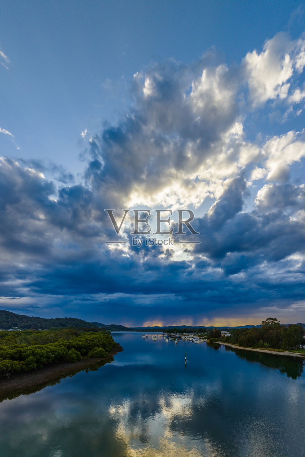 清晨的风暴光和海滨的倒影照片摄影图片