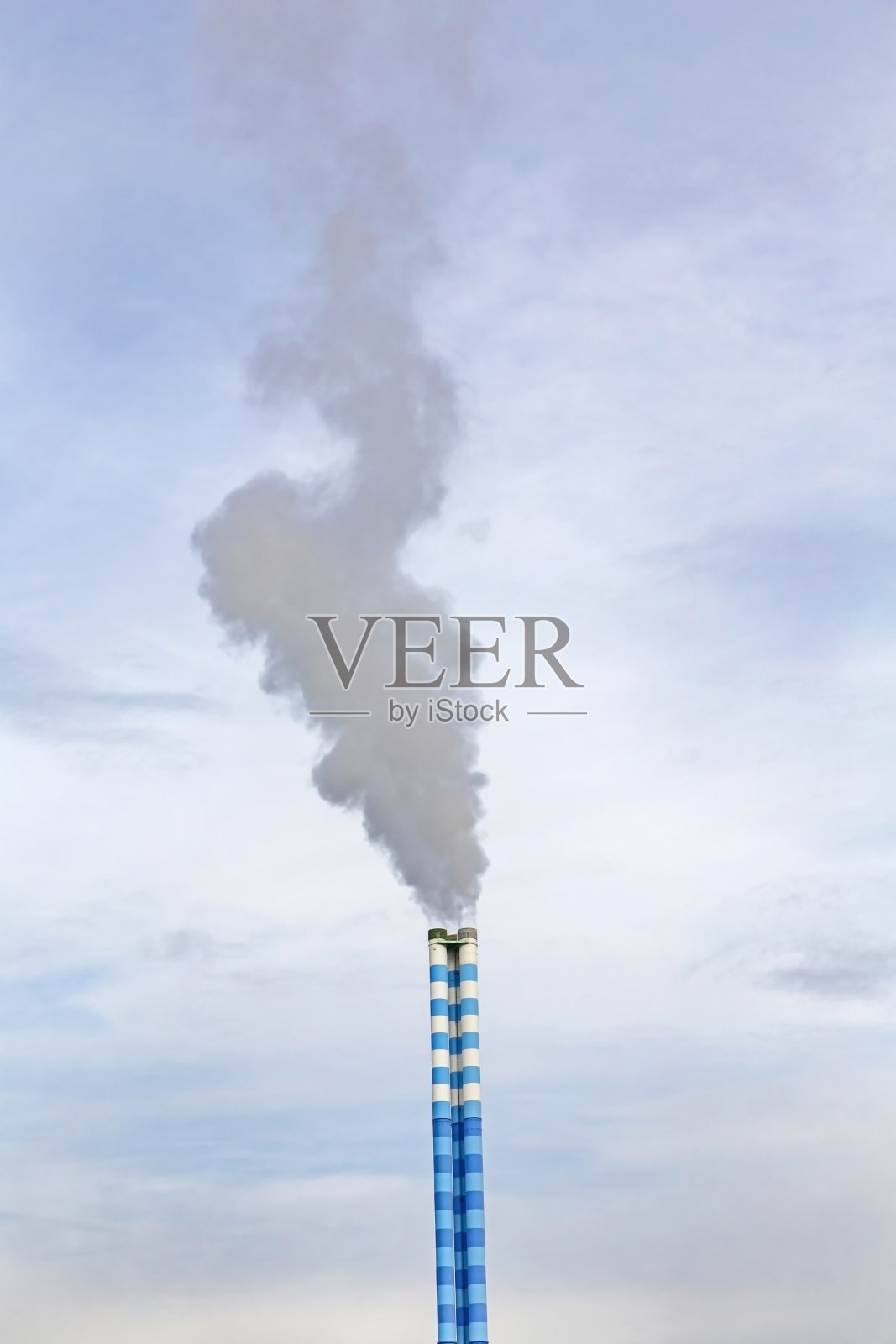 有烟排放的烟囱照片摄影图片