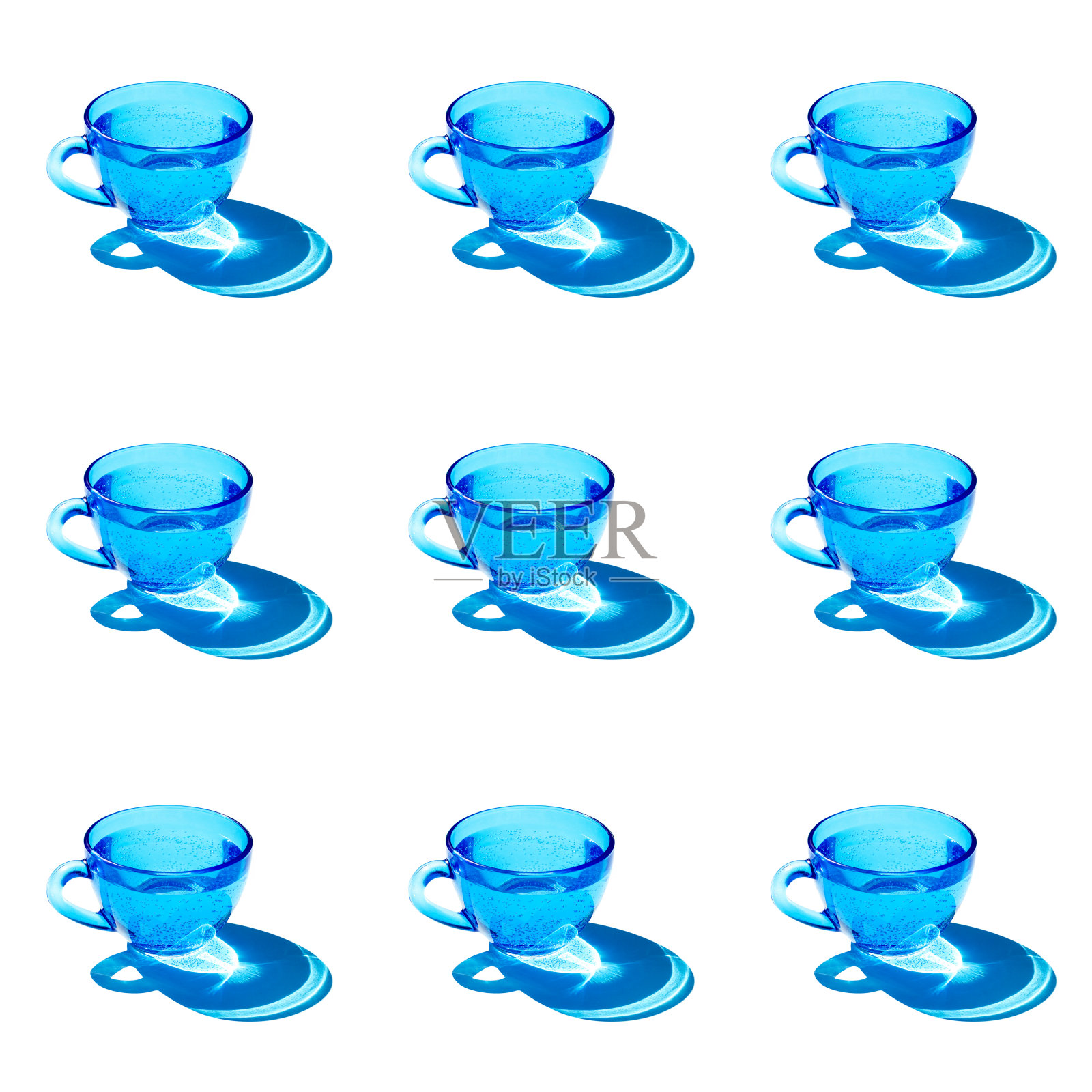 明亮的图案由蓝色的水杯制成，白色的水杯上有鲜明的阴影，作为背景或纹理。为您的设计创造布局照片摄影图片