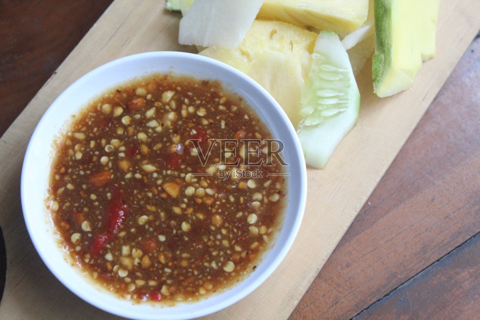 盛在盘子里的美味罗贾克照片摄影图片