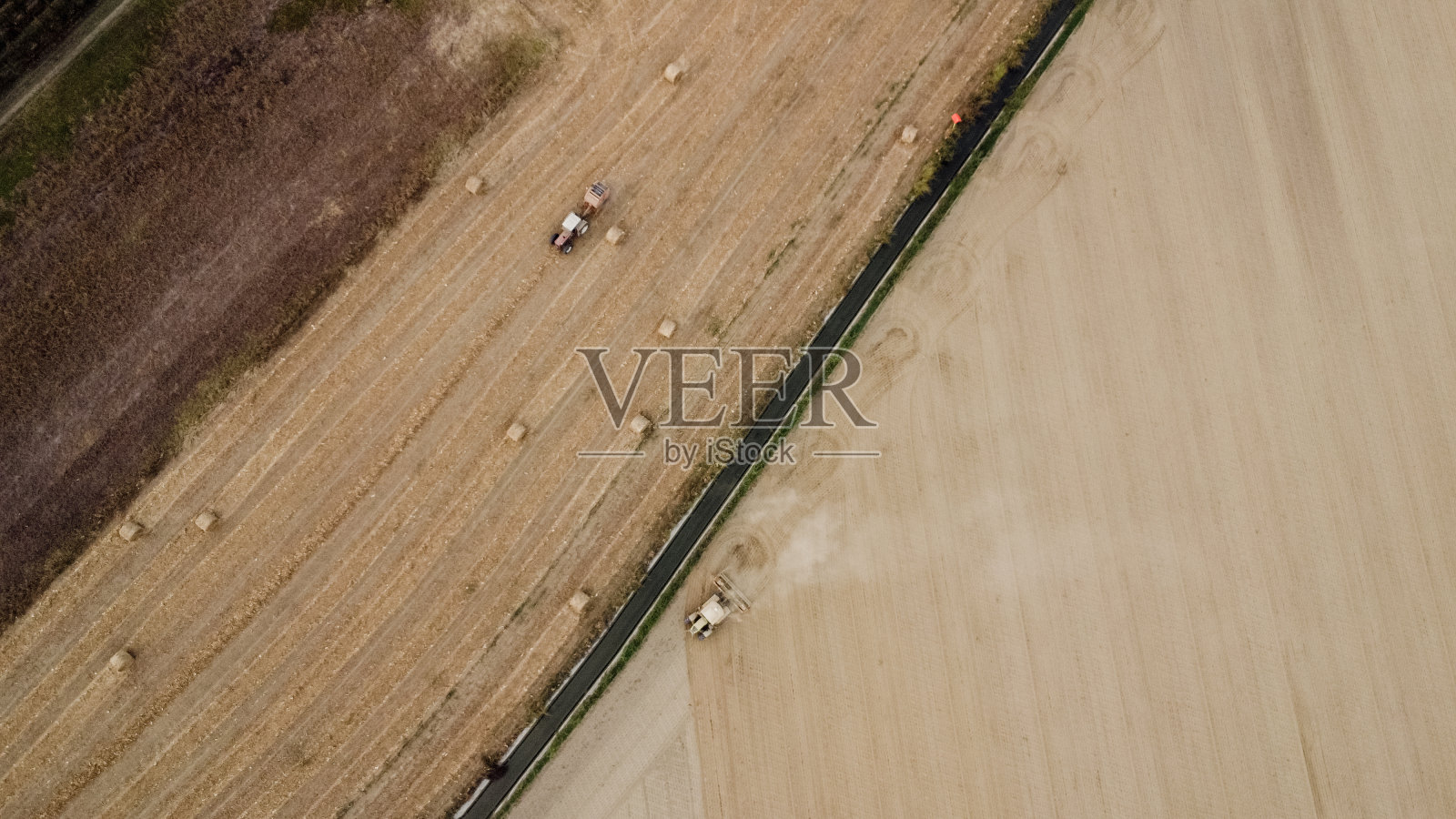 农用拖拉机将土地挤压到密实土壤平整的鸟瞰图照片摄影图片