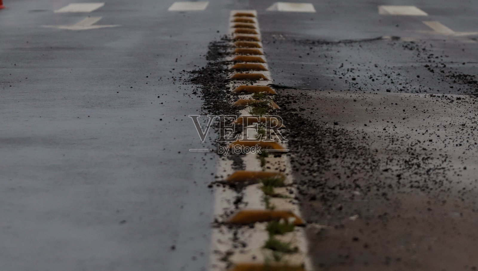 道路肮脏，路面不平，坑坑洼洼照片摄影图片