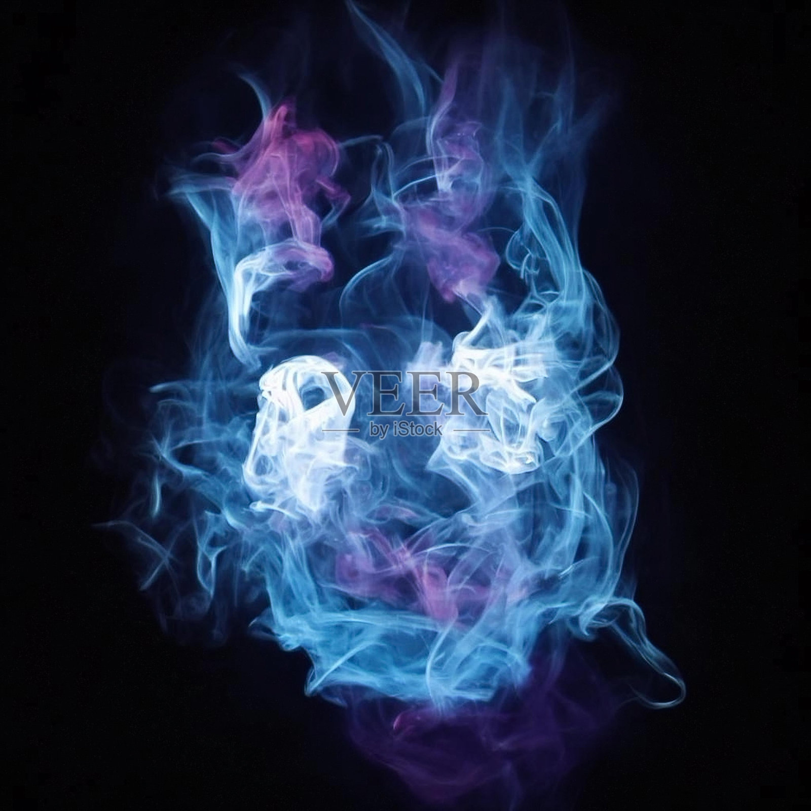 蓝色和粉色的烟雾在黑暗中，令人眼花缭乱的抽象背景覆盖。产品展示展示广告。照片摄影图片