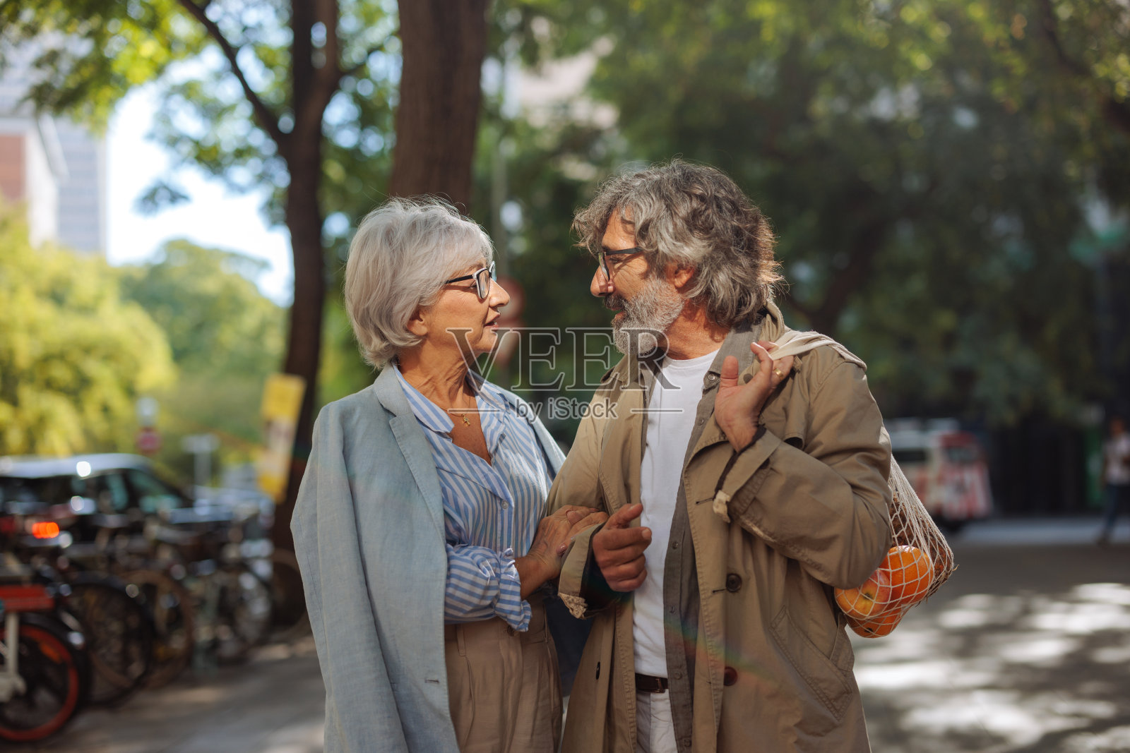 老年夫妇在户外活动。照片摄影图片