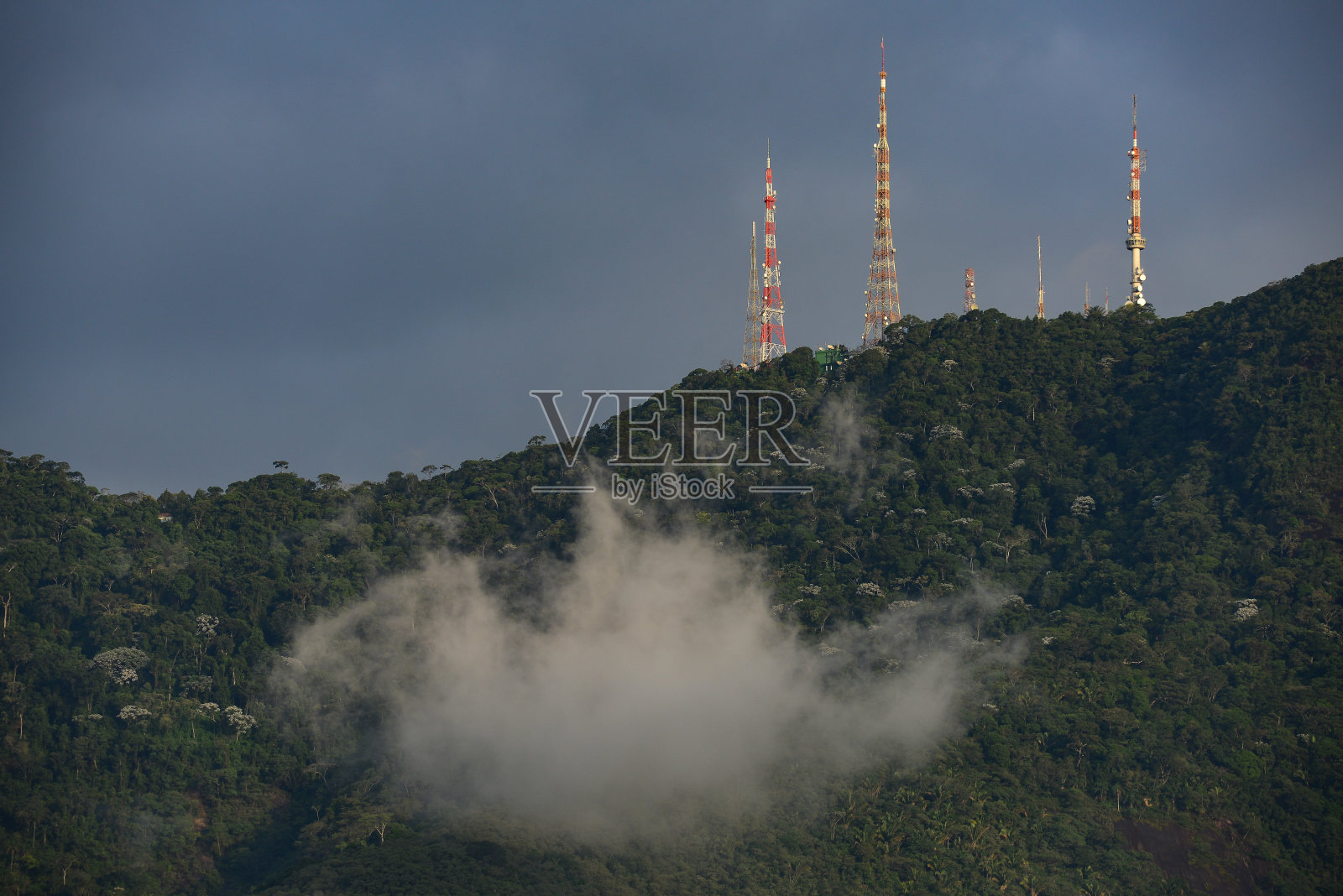 Sumaré山顶的无线电桅杆和发射塔照片摄影图片