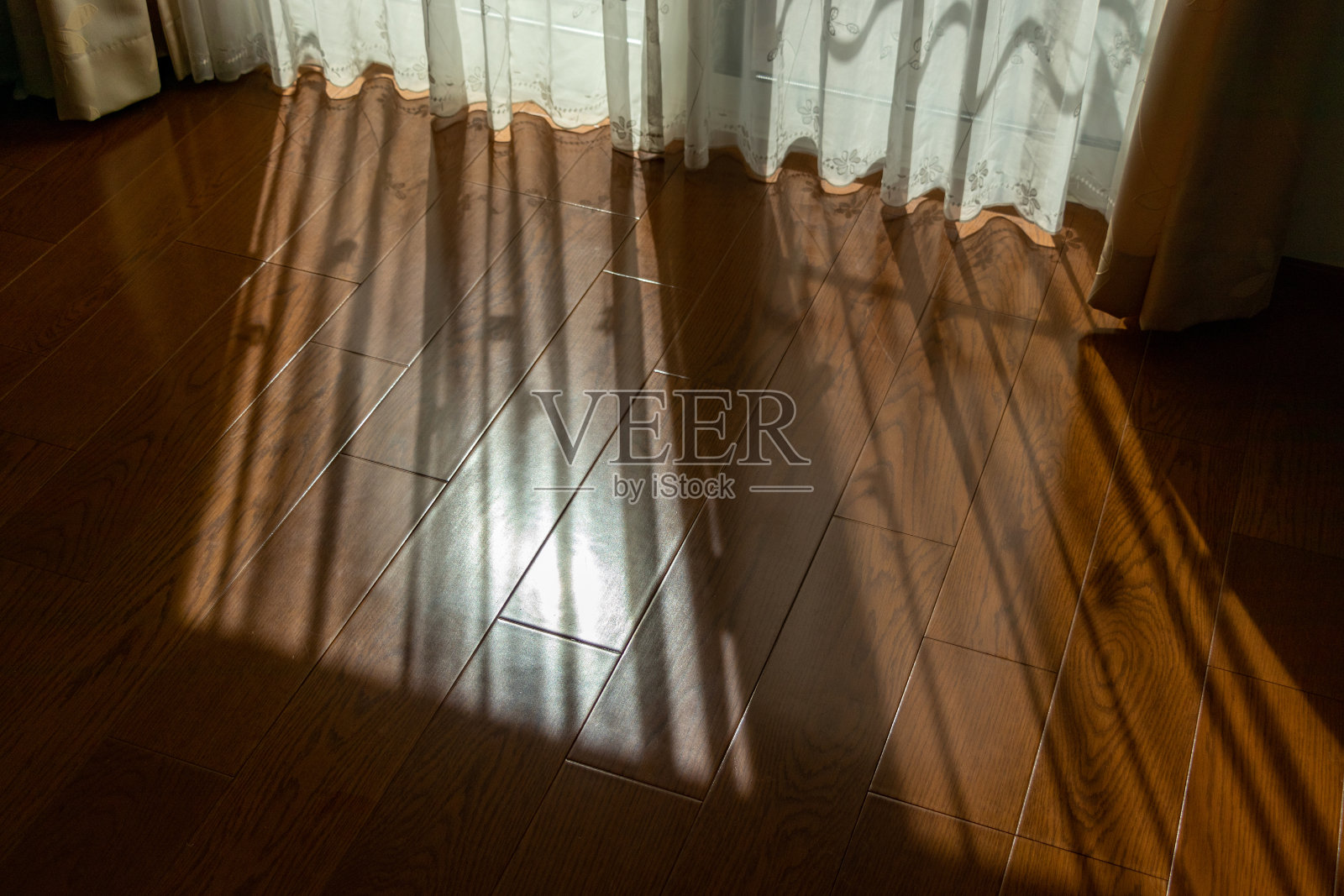 窗帘落在房间地板上的影子照片摄影图片