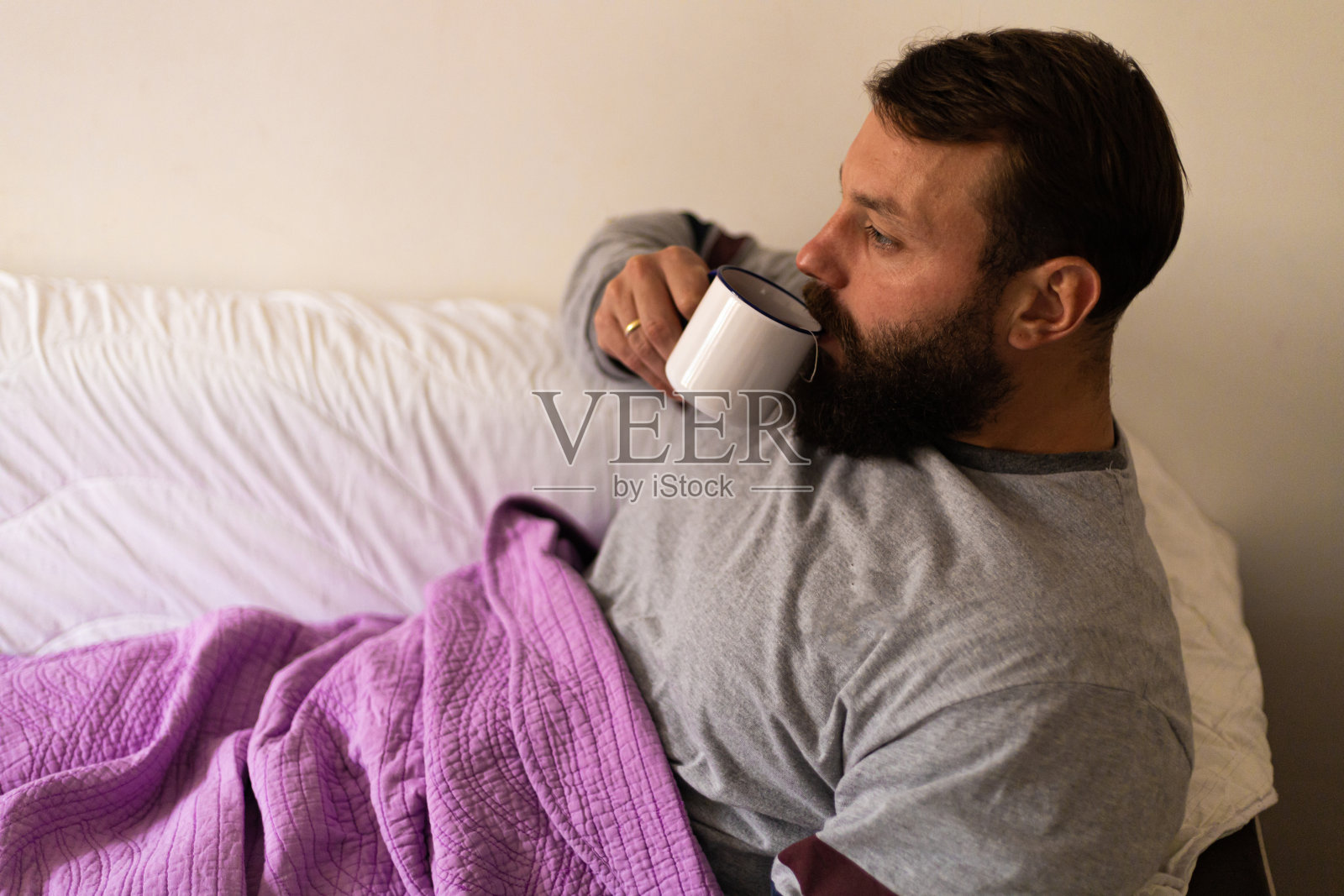 病人喝茶照片摄影图片