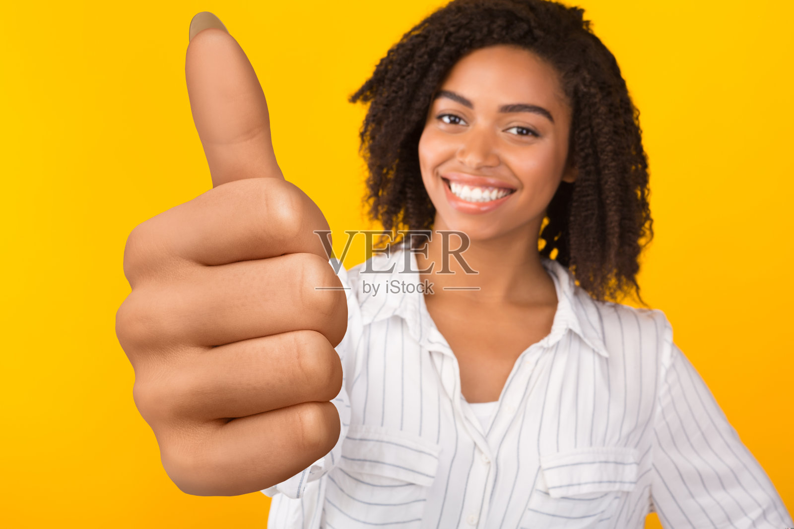 一切都是酷。快乐的黑人妇女竖起大拇指照片摄影图片