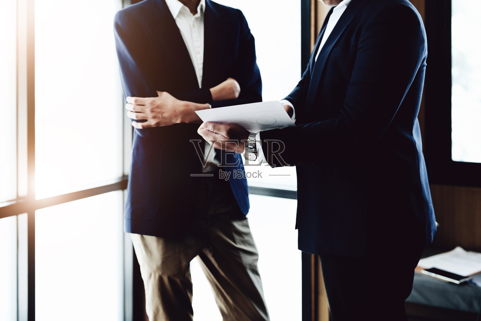 业务小组成员开会讨论，根据公司提供的财务预算，得出市场、投资和营销计划的结论照片摄影图片