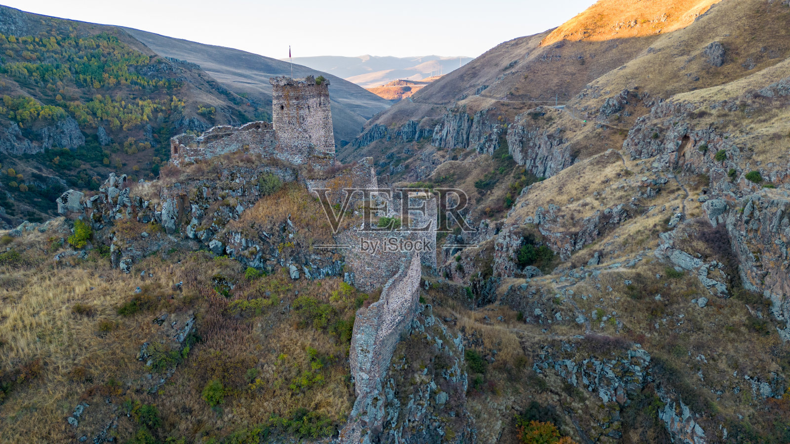 奇异而神秘的魔鬼城堡，建在一座1910米高的山上照片摄影图片