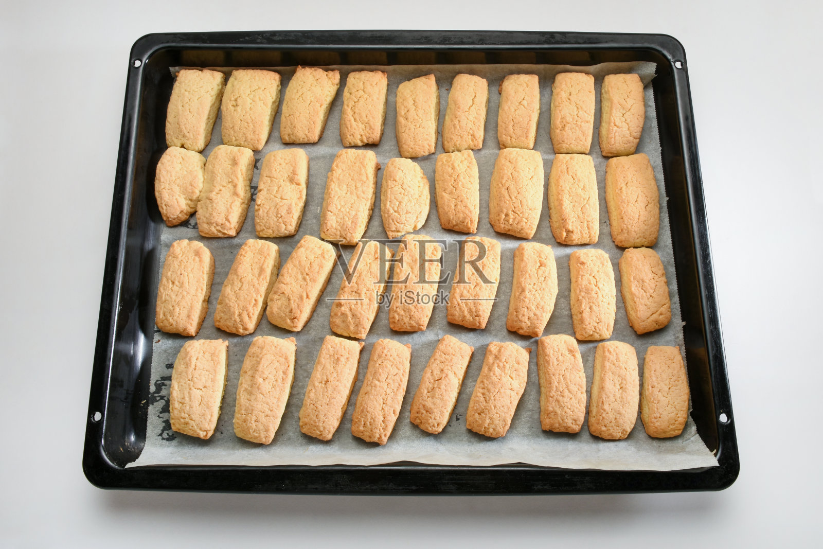 饼干放在烤盘上照片摄影图片