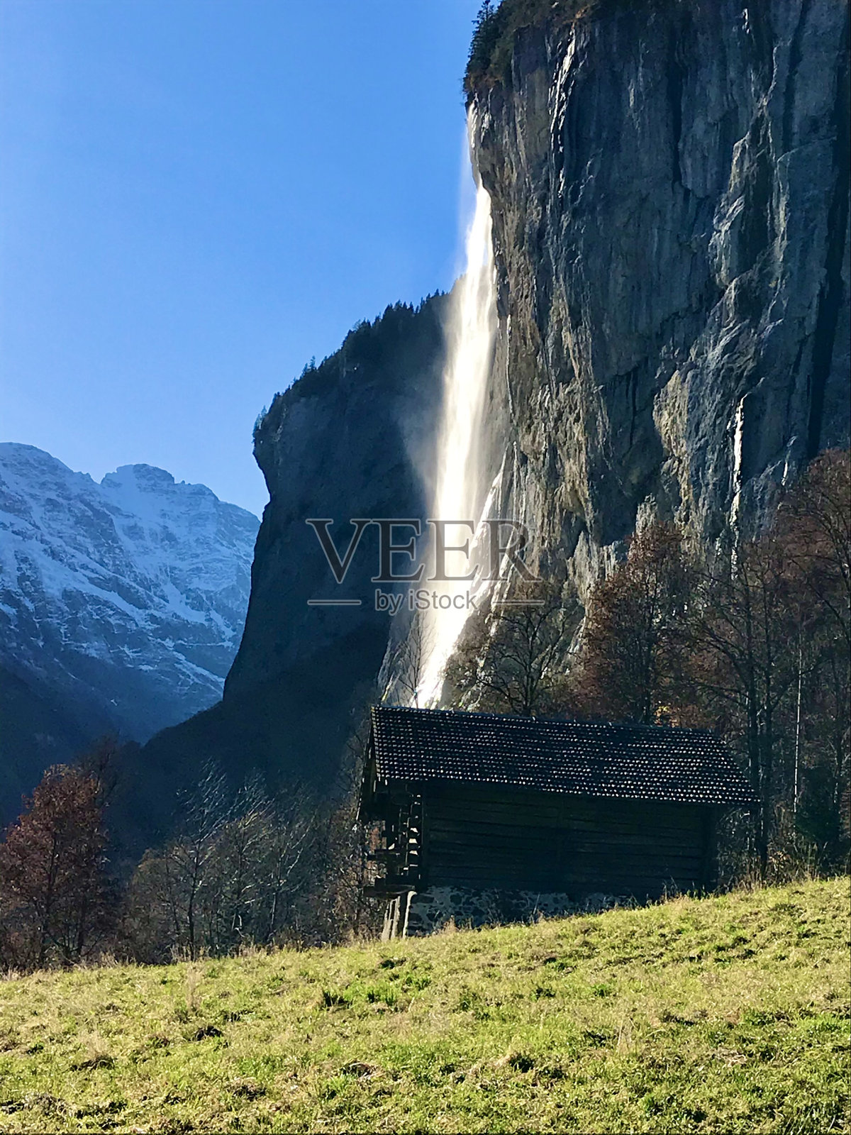 瑞士伯尔尼州的Lauterbrunnen村有著名的斯陶巴赫瀑布照片摄影图片