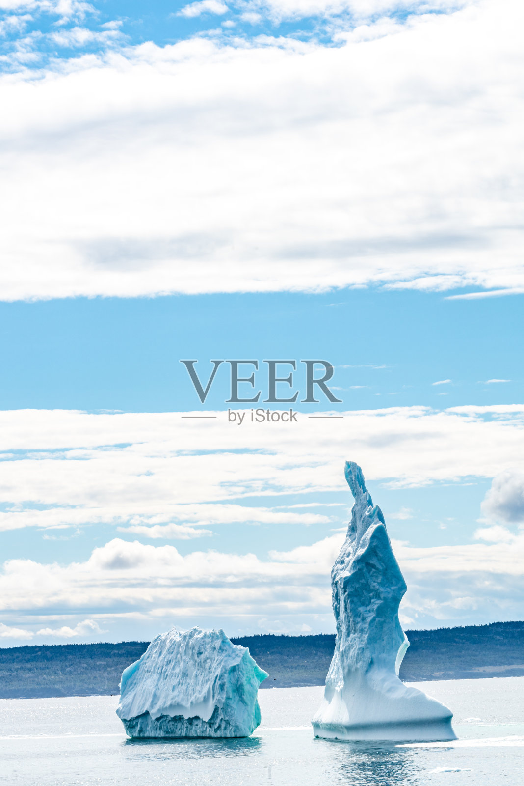 加拿大纽芬兰和拉布拉多的波纳维斯塔狼湾上的冰山照片摄影图片