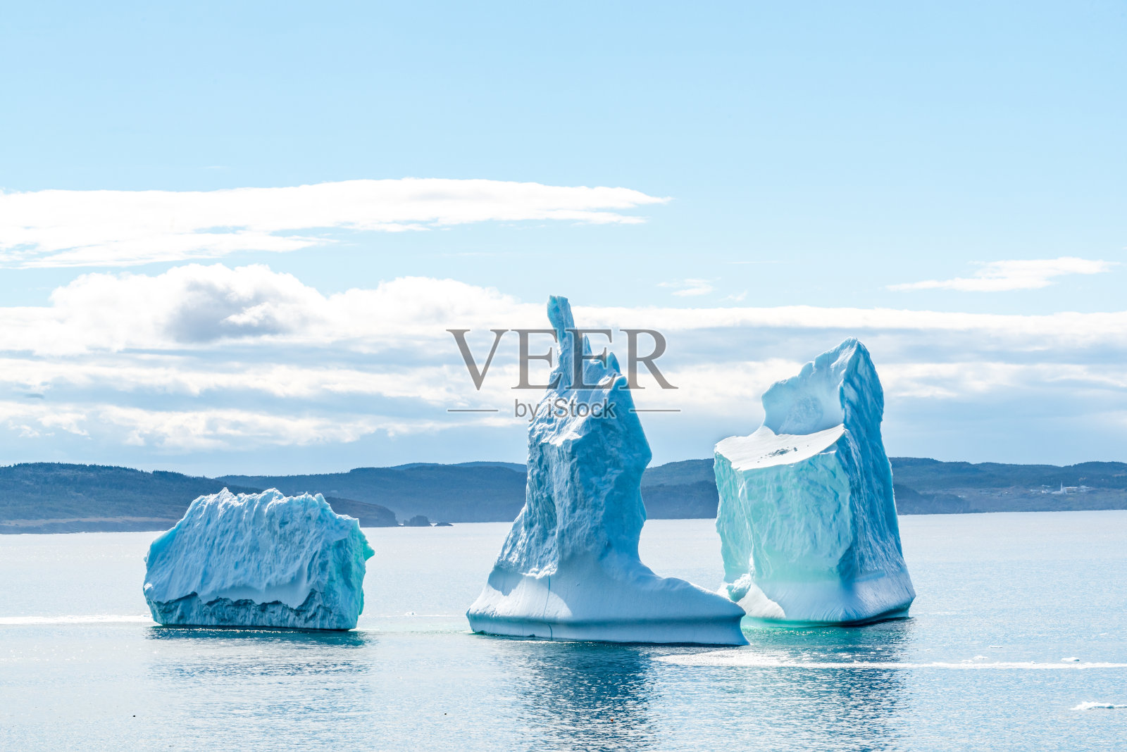 加拿大纽芬兰和拉布拉多的波纳维斯塔狼湾上的冰山照片摄影图片